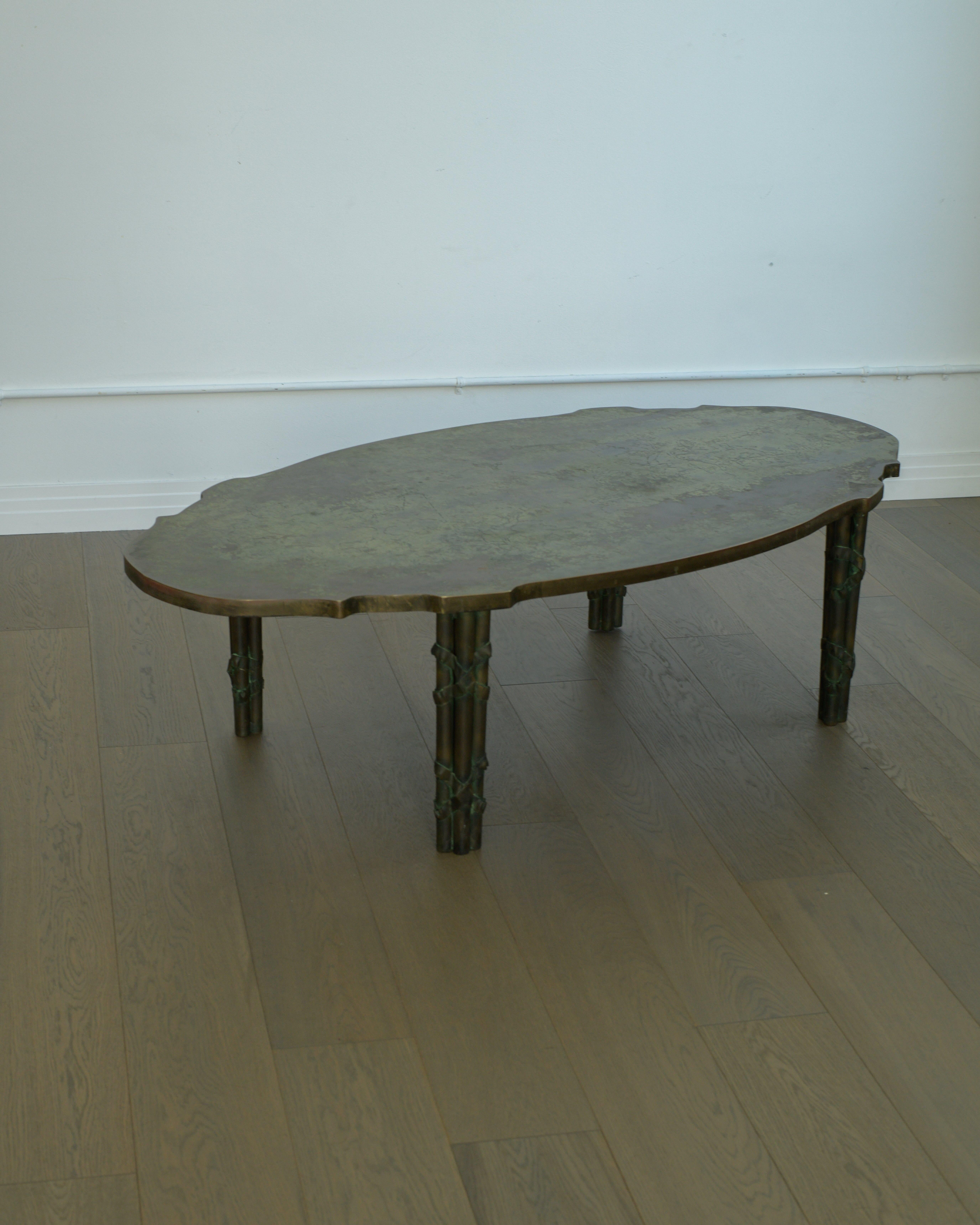 Bel exemple de table basse Laverne Boucher de la série Icone des années 1960 du duo emblématique père/fils, Philip et Kelvin Laverne. Cette table est en très bon état et présente une magnifique patine d'ancienneté. Le design du plateau est un