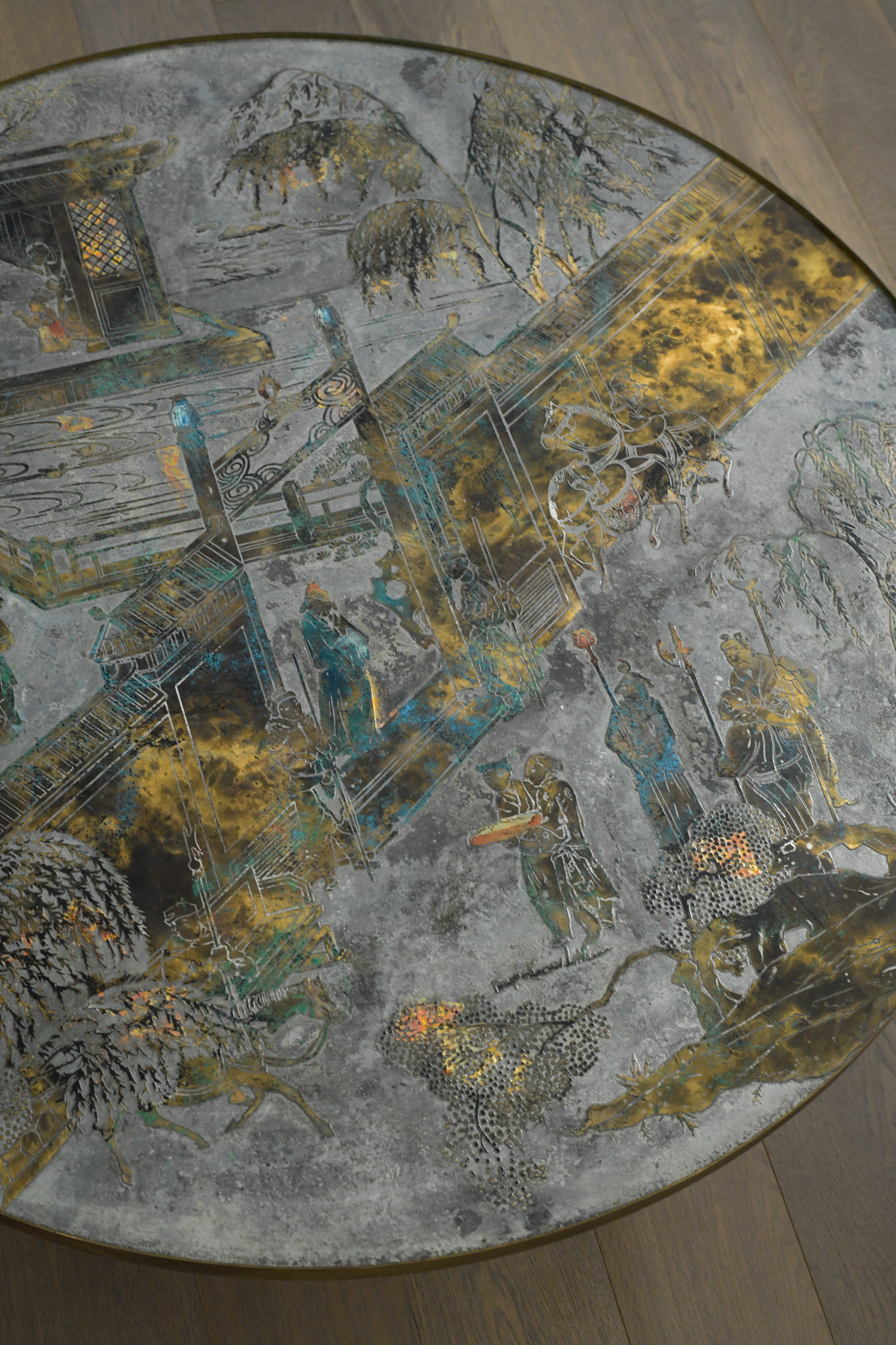 Wunderschönes Exemplar des Chan-Tischs des kultigen Vater-Sohn-Duos Philip und Kelvin Laverne. 

Dieser Tisch ist in einem tollen Vintage-Zustand mit einer altersgemäßen Patina. Es gibt eine schöne blaue und orange Färbung auf der Oberseite dieses