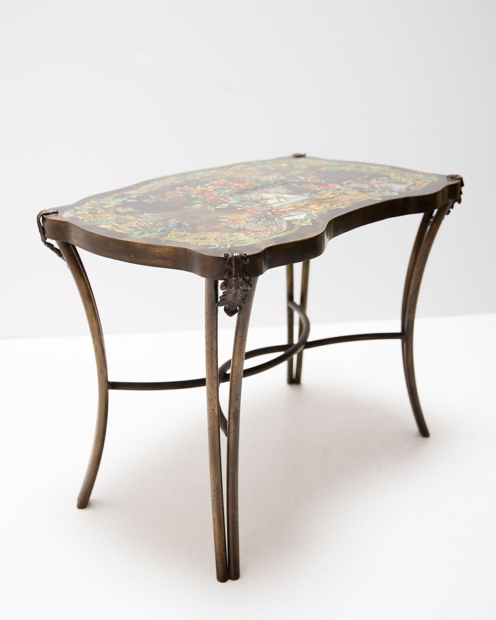 Rare table d'appoint 'Madame Pompadour' de Philip et Kelvin LaVerne, inspirée de la table originale de la Marquise de Pompadour, réalisée en cloisonné sur bronze. Ce bronze gravé à l'acide présente une patine appliquée et des ornements peints à la