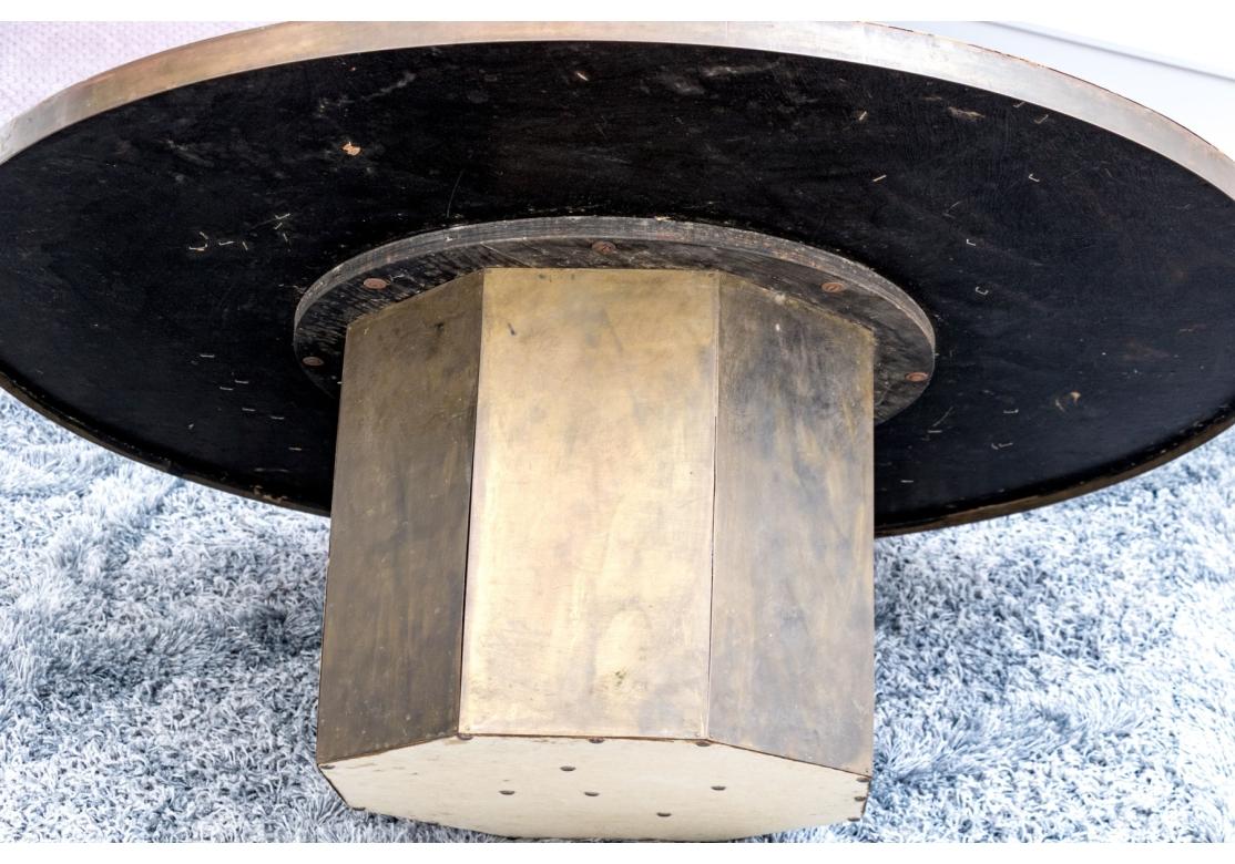 Table à cocktail classique en bronze du milieu du siècle par Philips et Kelvin LaVerne avec un motif décoratif rarement vu de figures, de visages et de fleurs dans un style symbolique et calligraphique sur un fond tourbillonnant. Signé. 

Dimensions