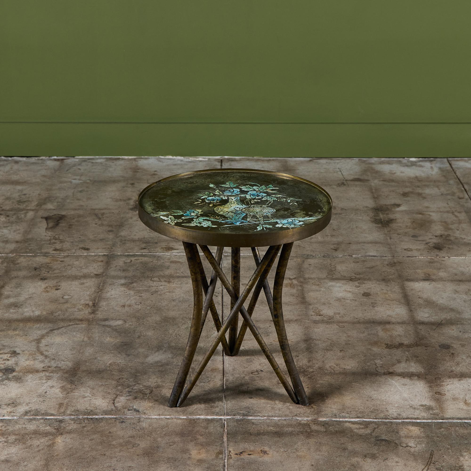Tavolino in bronzo da collezione di Philip e Kelvin LaVerne. Il tavolo rotondo presenta il caratteristico motivo floreale inciso all'acido sul piano del tavolo con smalto cloisonne. Le gambe sono state realizzate in modo da assomigliare al bambù.