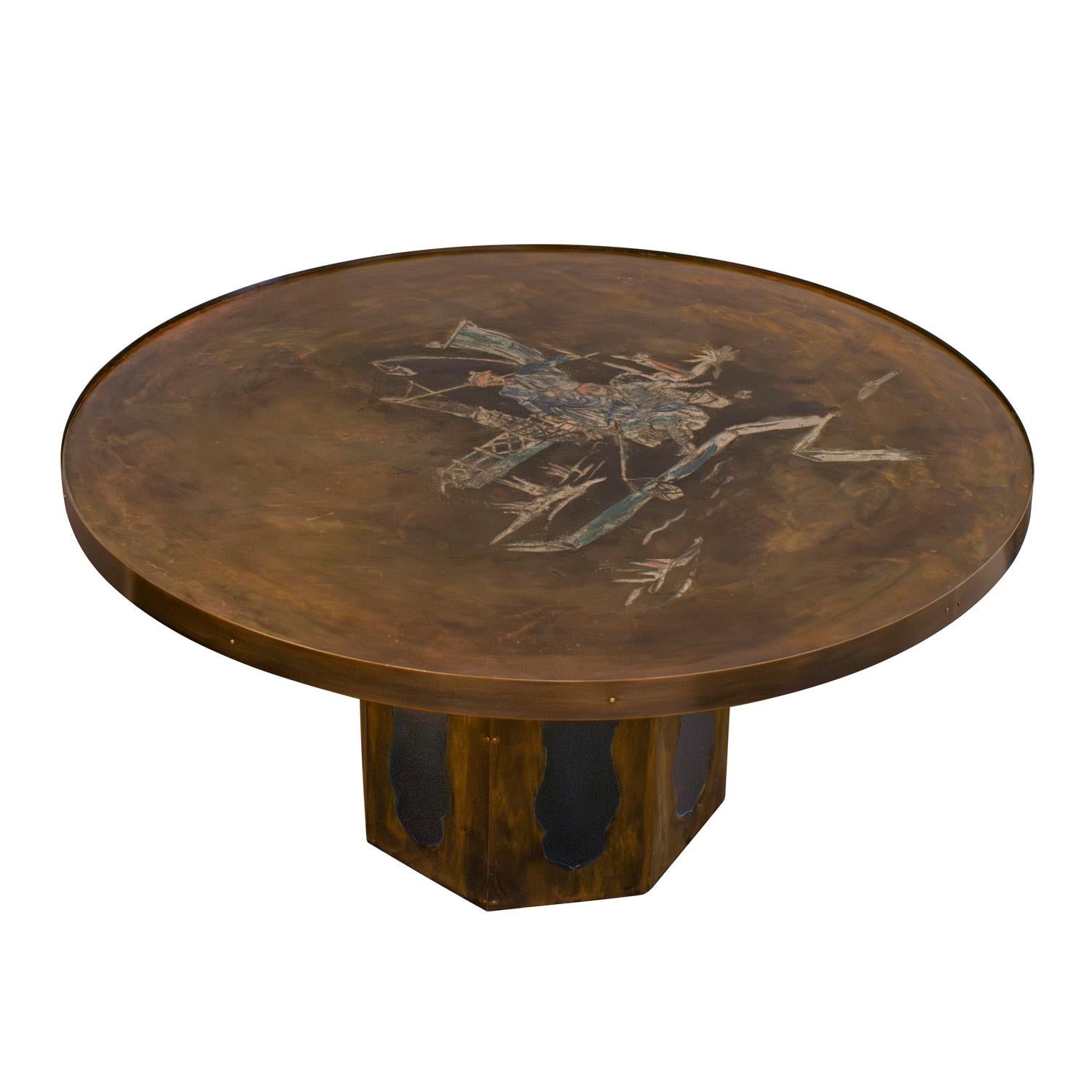 Rare et ancienne table basse avec une scène chinoise sur le dessus en bronze patiné et gravé et en étain avec de superbes émaux cloisonnés en bleu, vert et rouge par Philips et Kelvin LaVerne, américains, années 1960. La base est ornée d'un