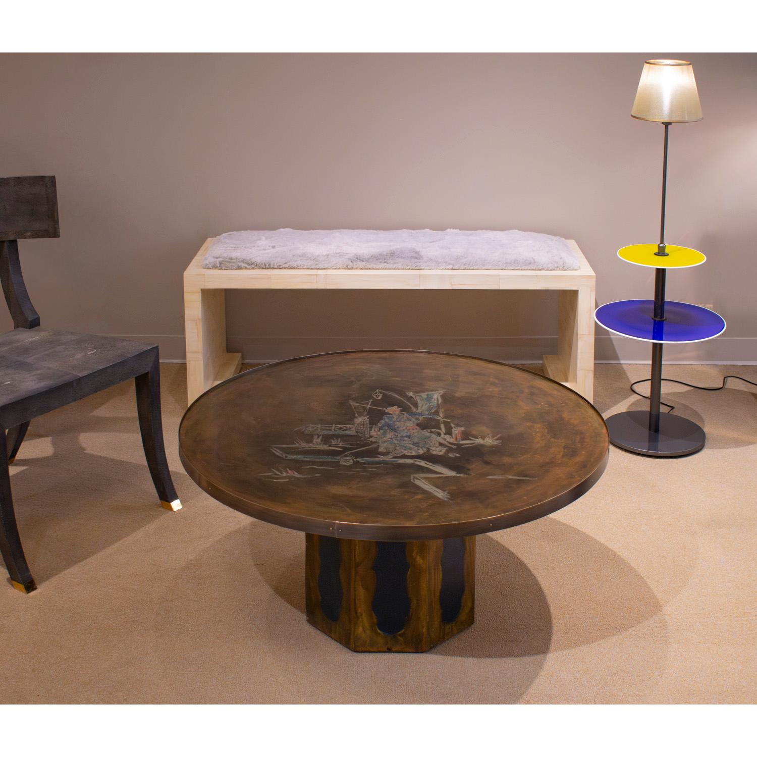Milieu du XXe siècle Philip and Kelvin LaVerne Table basse ancienne unique avec motif chinois années 1960 en vente