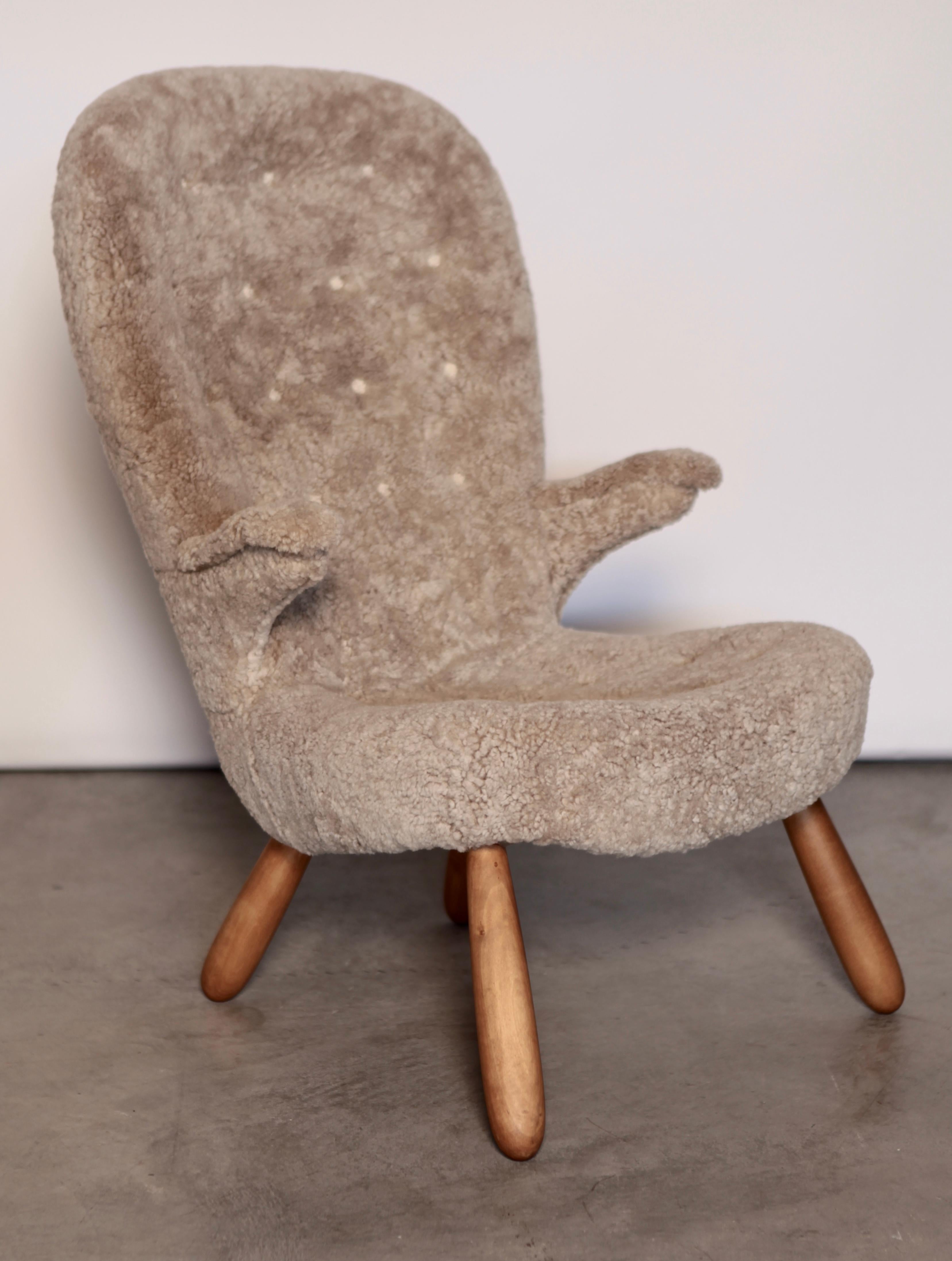 A rare version of the 'clam' easy chair by Philip Arctander, with stained birch legs, armrests, and lambskin upholstery.
Wood lightly restored, bearing very light patina, new upholstered in authentic lambskin.
Sweden, 1940s
Excellent condition.
 