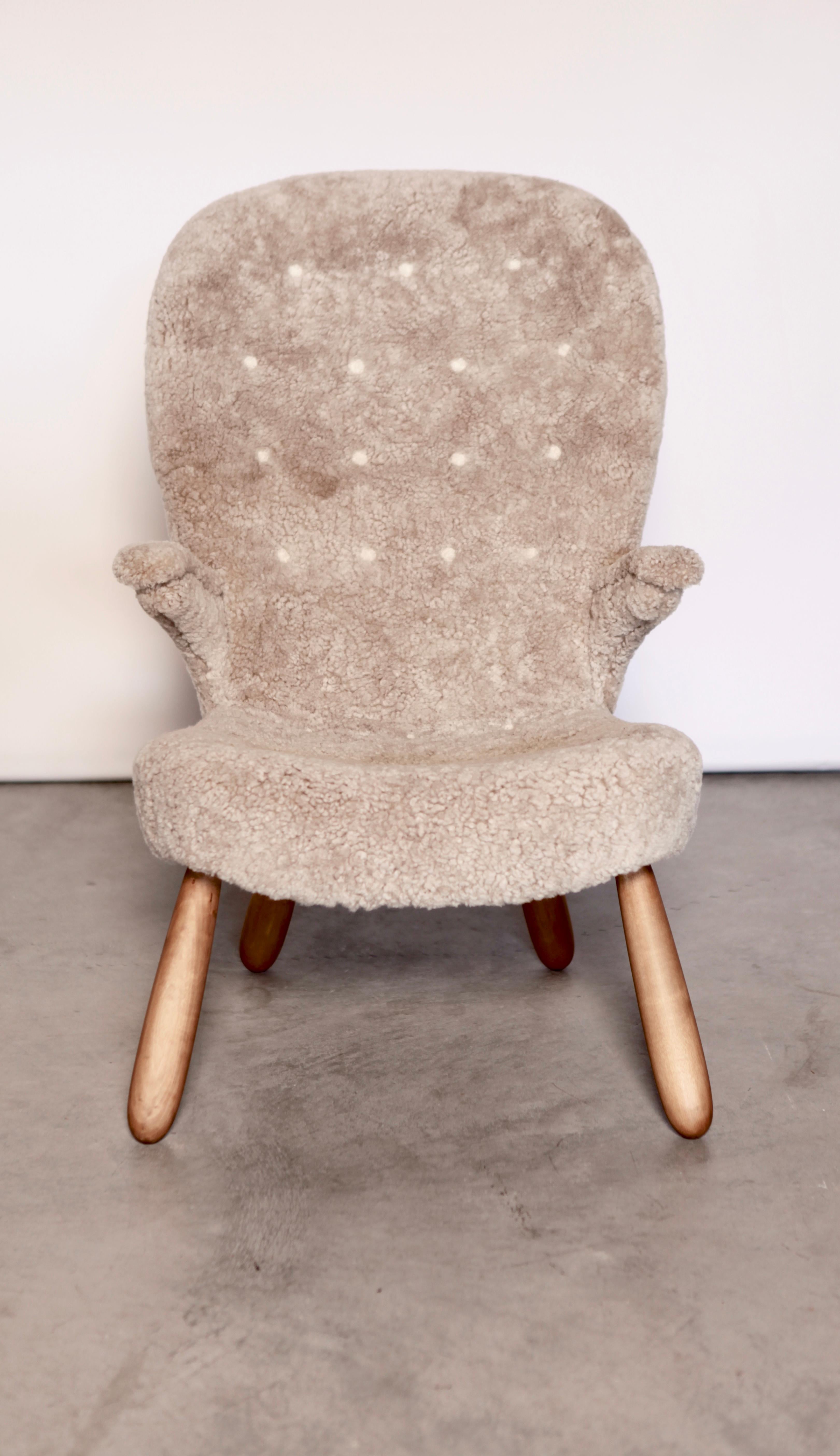 clam back chair