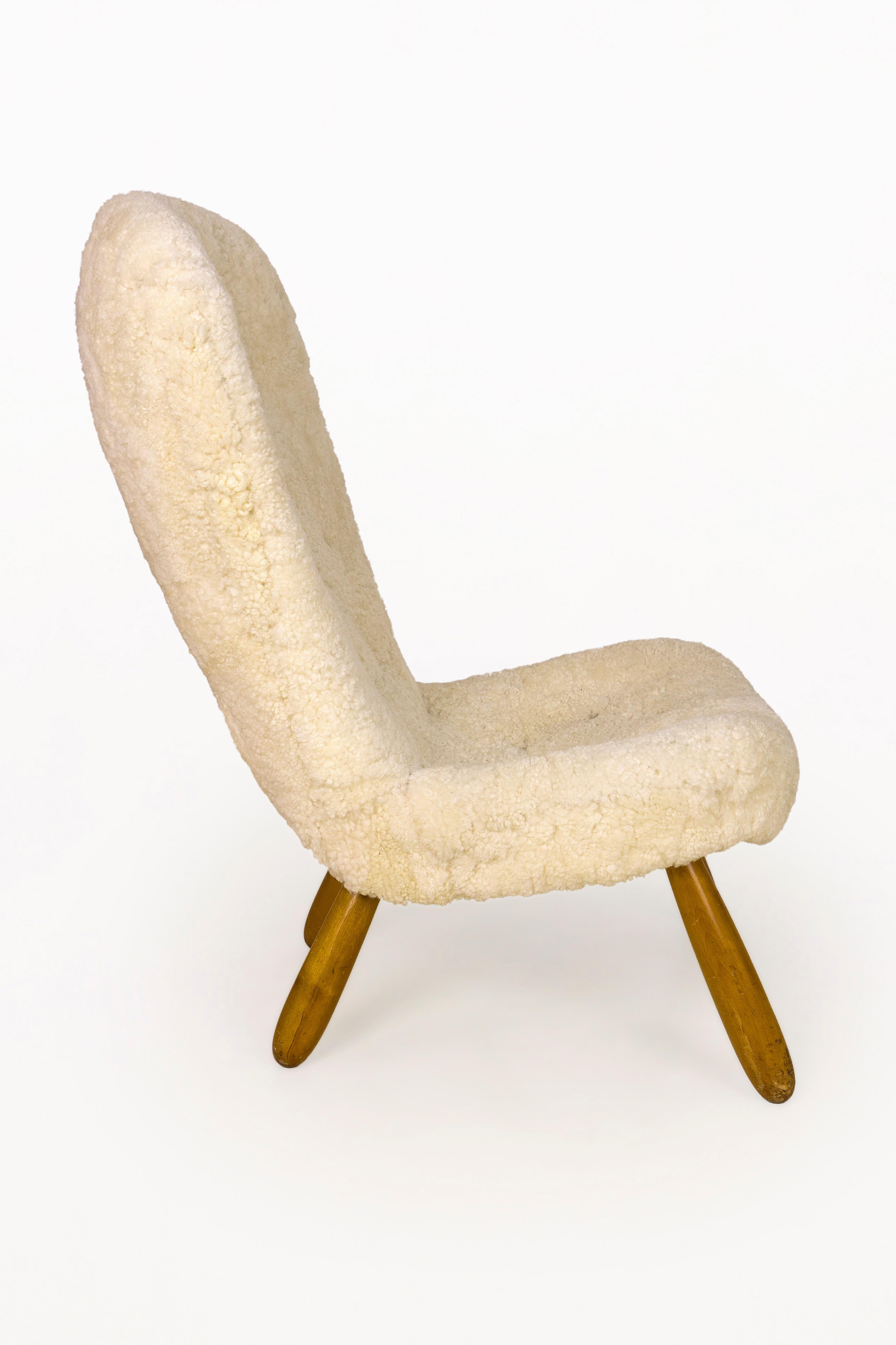 Philip Arctander (1944),
Bergere chair covered with sheep,
circa 1950, Modern Scandinavia, Sweden.
Clam model.
Measures: Height 97 cm, seat height 37 cm, width 60 cm, depth 78 cm.