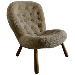 Fauteuil Philip Arctander Clam Chair Easychair en peau de mouton:: Danemark:: années 1940
