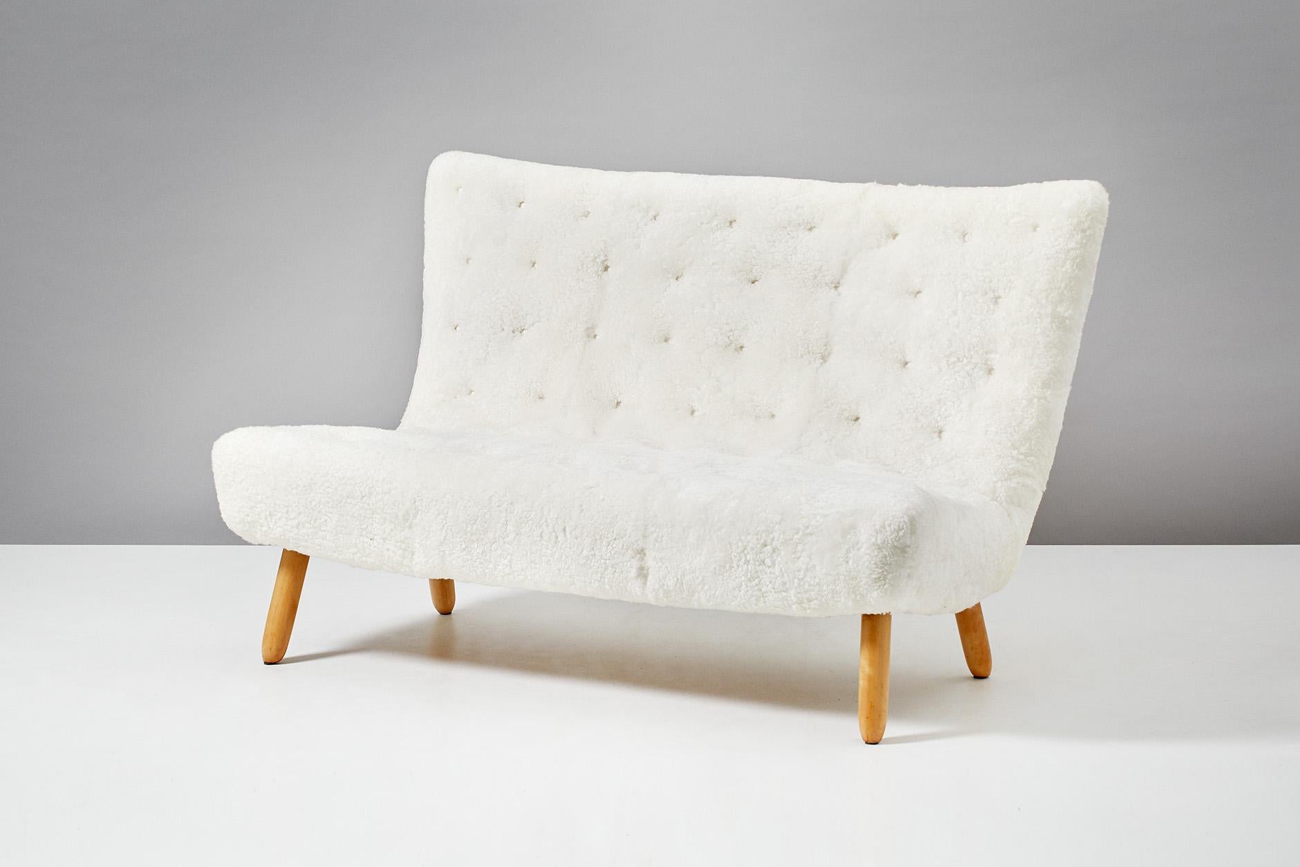 Philip Arctander (attributed)

Clam sofa, 1950s.

Small sofa bench attributed to Danish architect Philip Arctander which compliments his iconic “Muslingestolen” (the Clam chair). The sofa appears in a Swedish home furnishings magazine from 1952