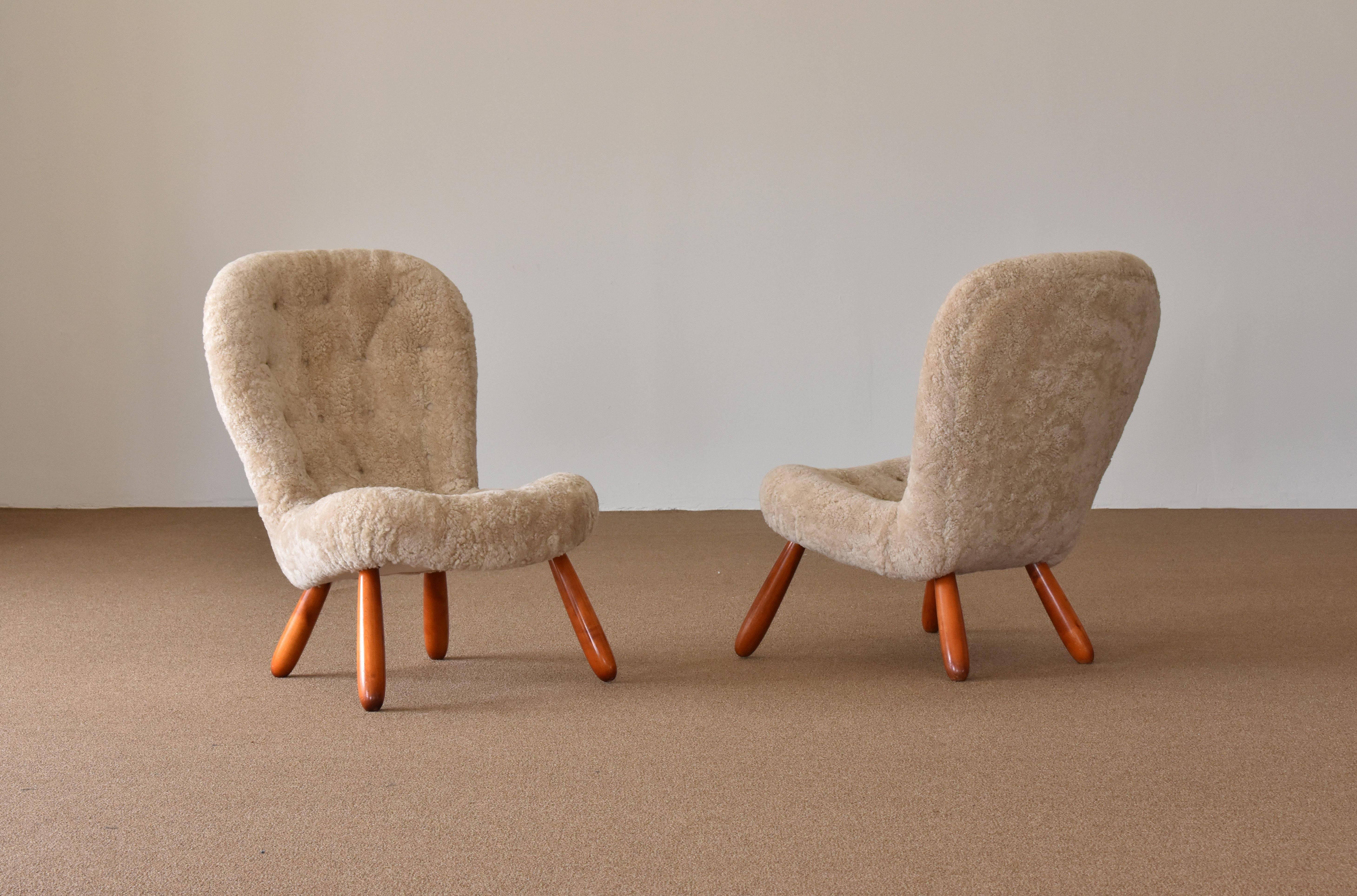 Scandinavian Modern Philip Arctander, Musslinge/Clam Lounge Chairs, Beige Sheepskin, Birch, 1940s