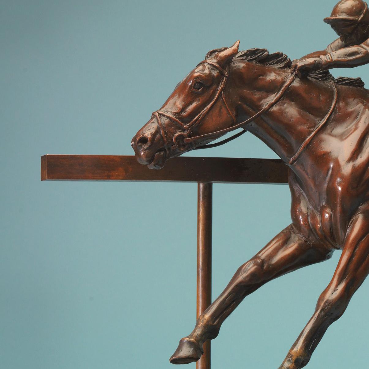 Frankel on the Rail, Royal Ascot - Sculpture en bronze du 21e siècle, Philip Blacker 2