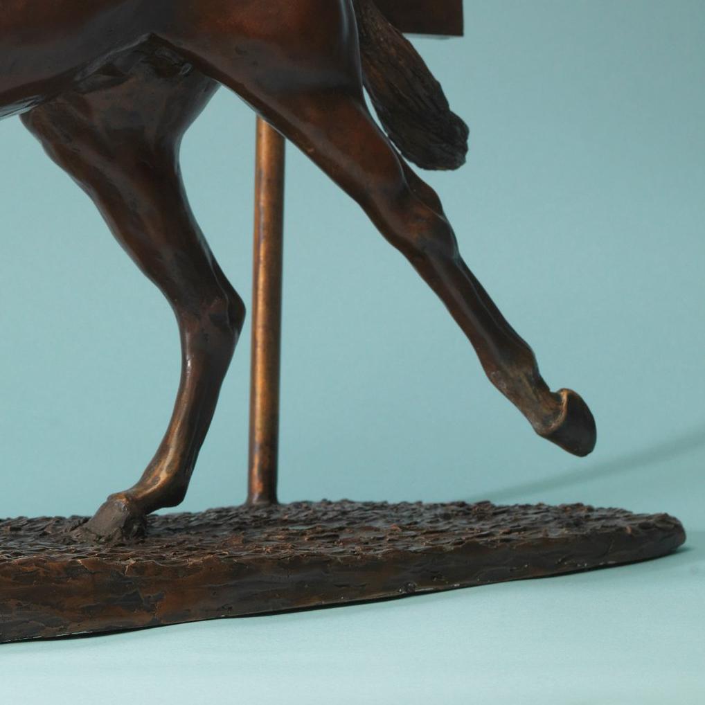 Frankel on the Rail, Royal Ascot - Sculpture en bronze du 21e siècle, Philip Blacker 3