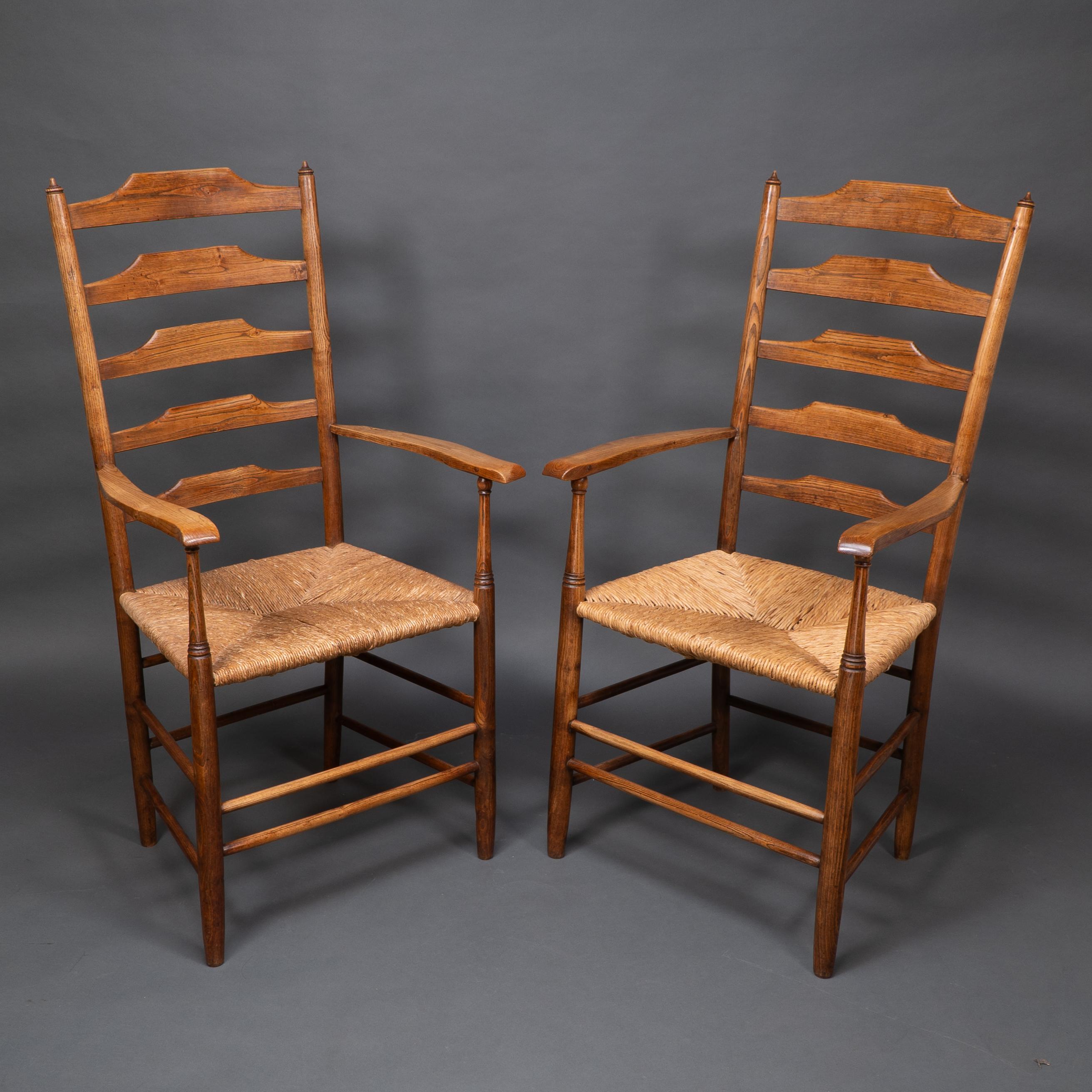 Philips. Un bel set di quattro poltrone con schienale a scaletta in frassino dei primi anni dell'Arts and Crafts con giunture a pioli. Tutte e quattro le poltrone sono mostrate nelle immagini, due serie di dieci foto per ogni coppia in modo da poter