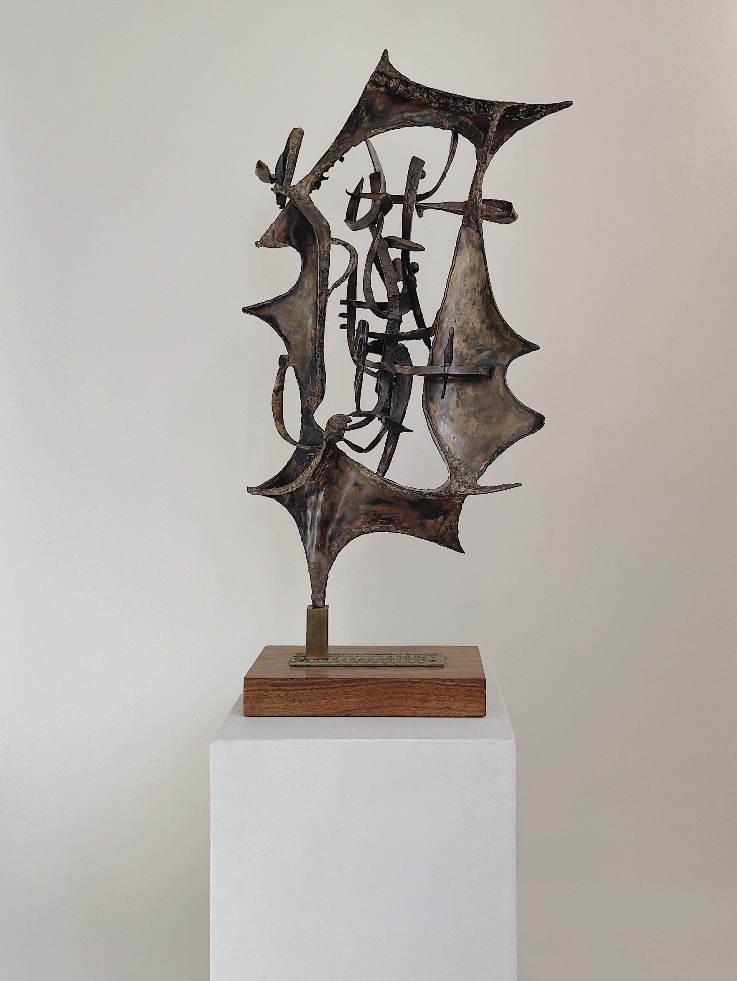 Philip H. Darling

Long Island, New York

années 1960-1970

Remarquable sculpture en bronze de l'artiste new-yorkais Philip H. Darling. Cette pièce repose dans un bloc de laiton qui est fixé à une plaque de laiton cloutée et fixé à une base en