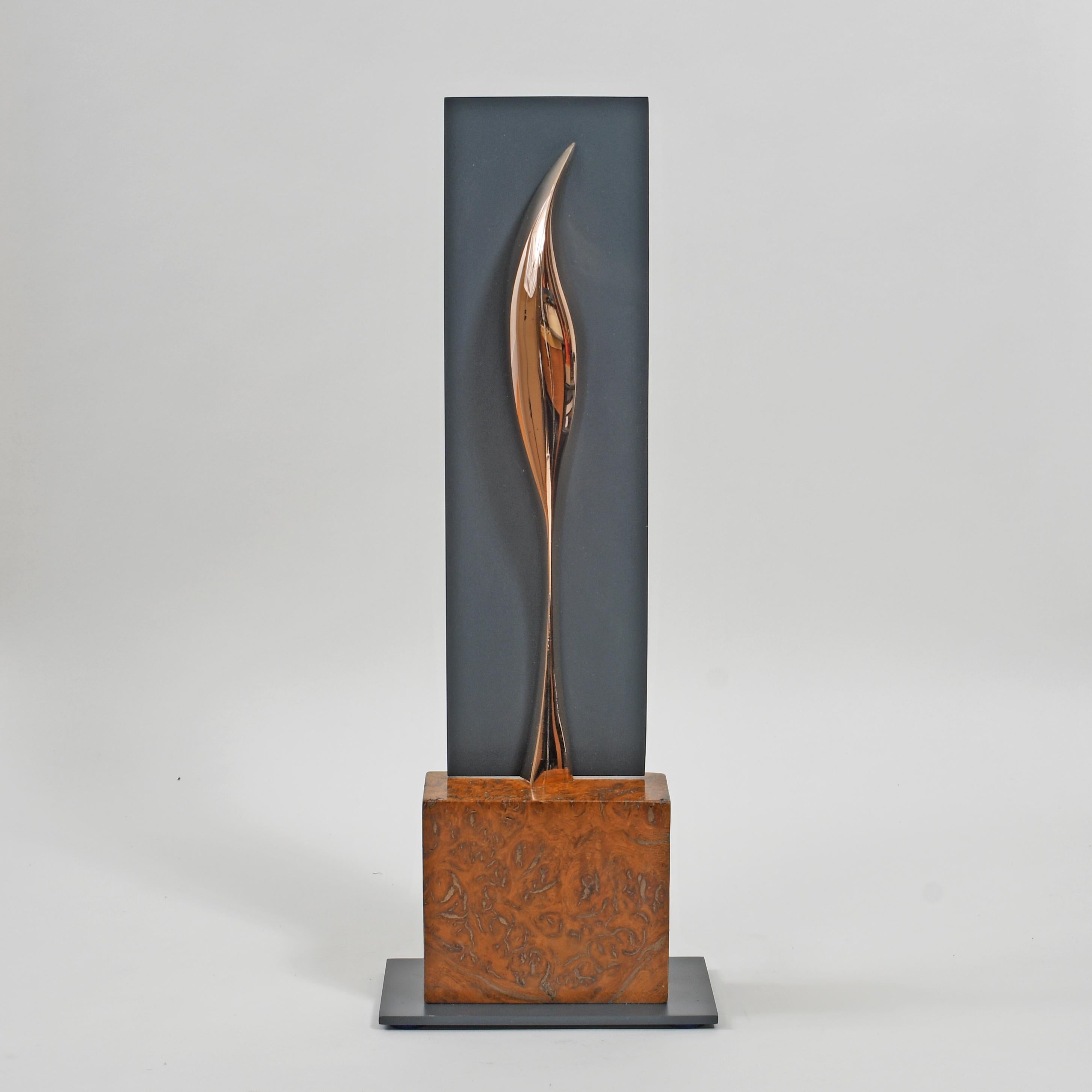 Bronze, lackierter Bass und Wildeiche 

Einzigartig
Mit Monogrammsignatur und eindeutiger Nummerierung 740 gestempelt
Die natürlichen Bronzeelemente dieser Skulptur sind blank poliert.  Bei häufigen Berührungen läuft die Bronze schnell an und