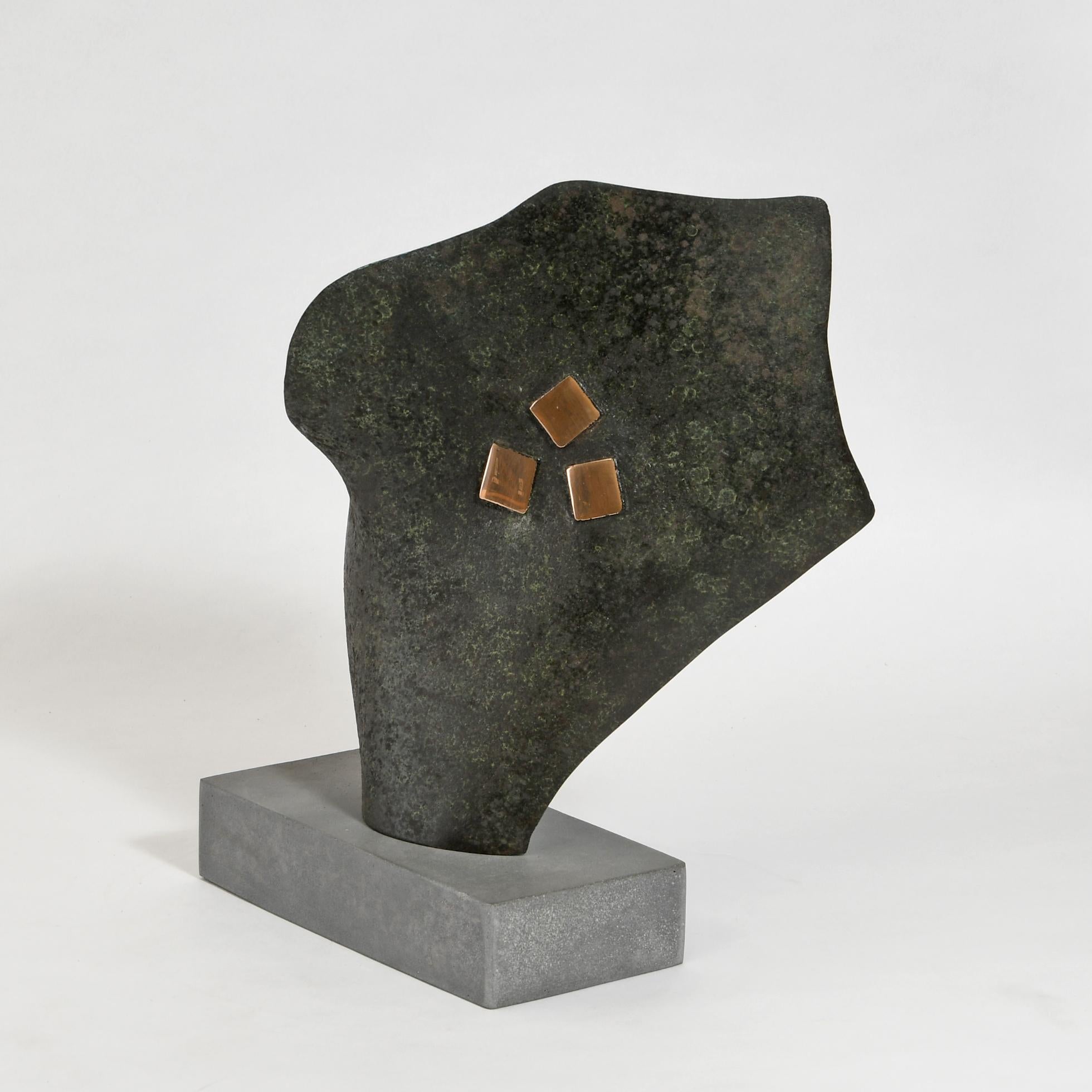 Bronze auf einem Sockel aus Forest of Dean-Stein
Einzigartige Variation in einer Serie.
Mit Monogrammsignatur und eindeutiger Nummerierung 821A versehen
Die drei naturfarbenen Bronzequadrate werden vor dem Lackieren fein abgerieben, um sie zu