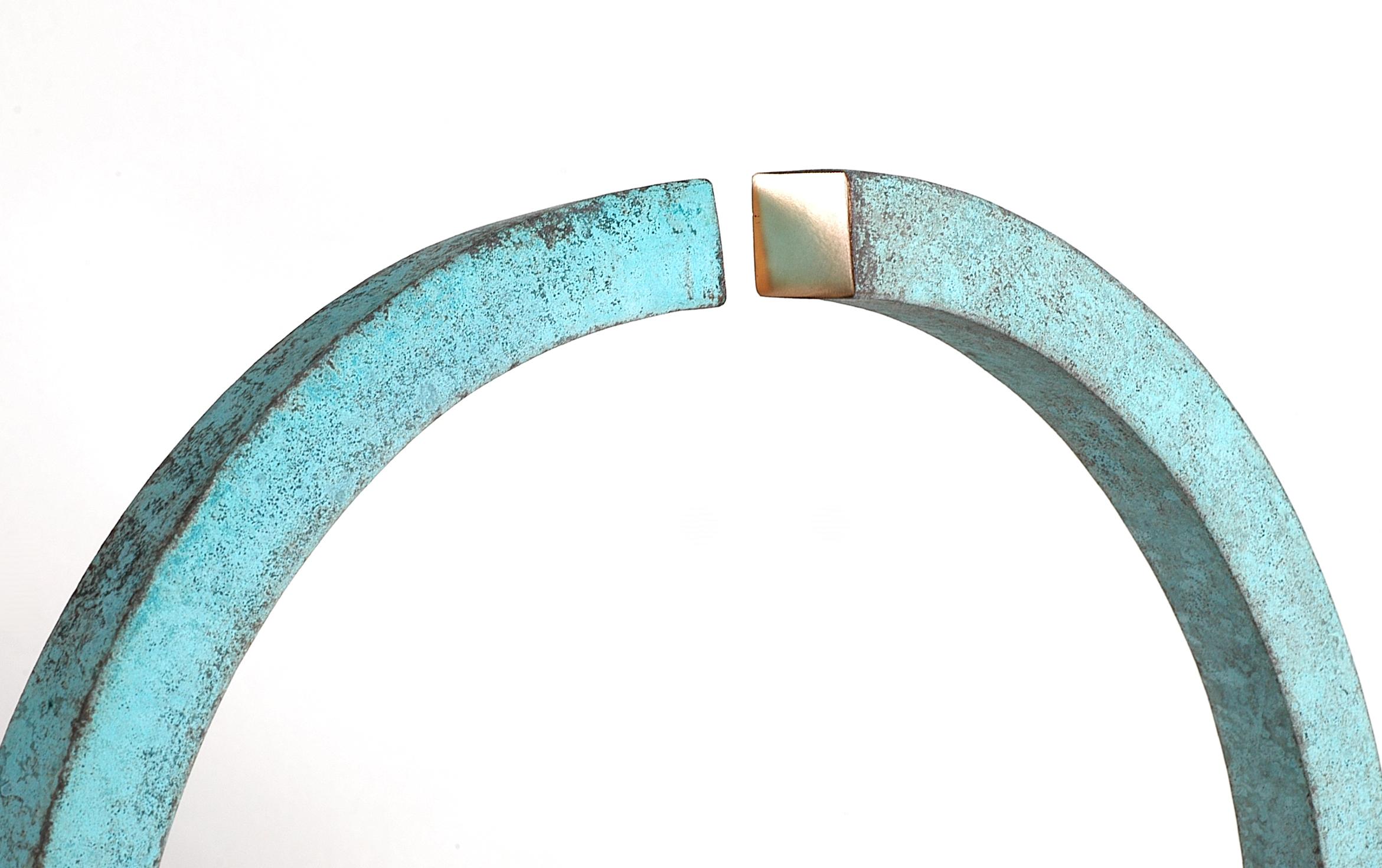 Unico
Bronzo che ruota liberamente su una base di tasso bruciacchiato
Timbrato con firma monogramma e numerato in modo univoco 561A
Le estremità in bronzo naturale dell'anello sono finemente strofinate e laccate.
Peso: 6.7 kg