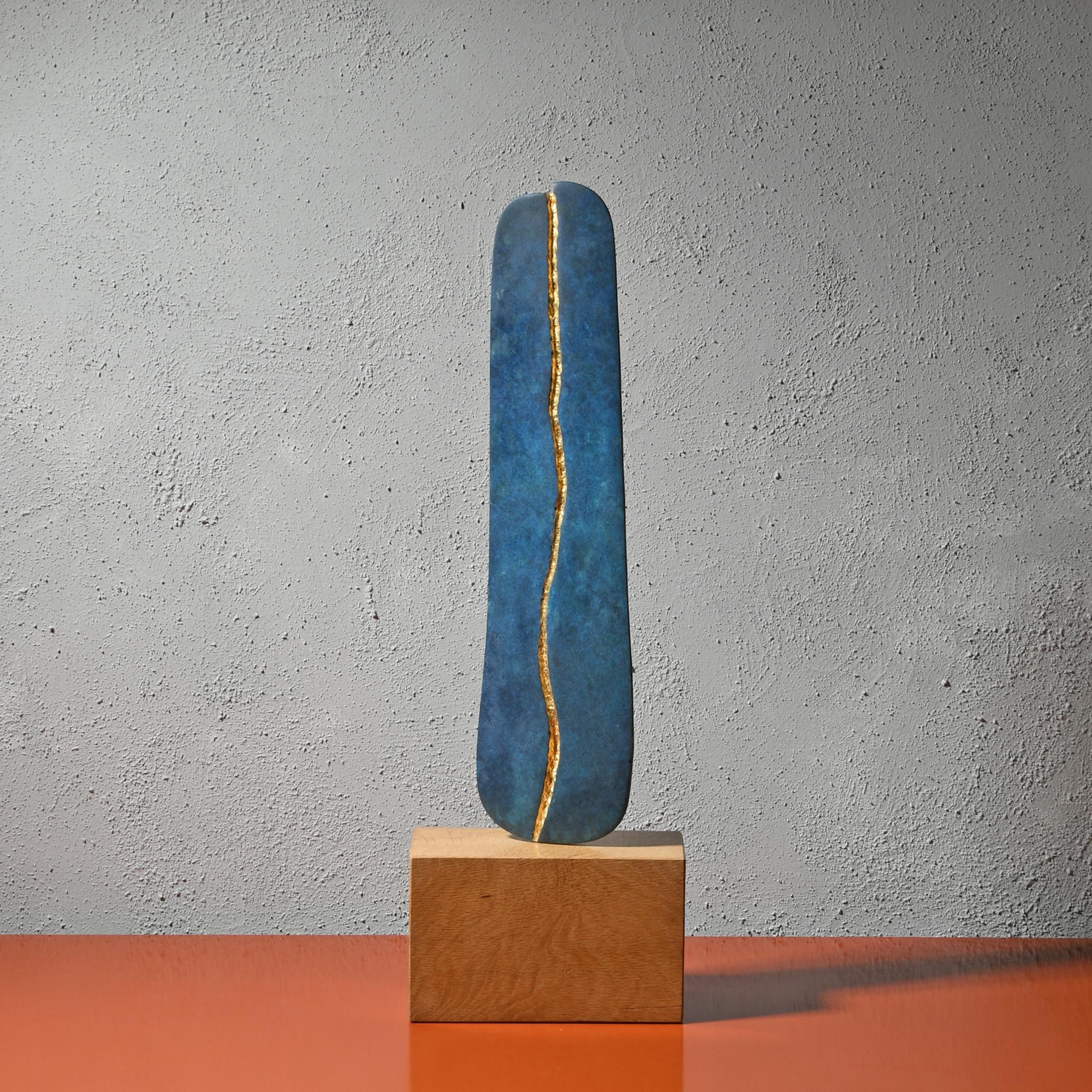 Bronze freely rotating on an oak base
Stamped with monogram signature and uniquely numbered 580B
Recessed lines are leafed in 24 carat gold and differ on each face.
Weight: 5.8 kg

Philip Hearsey, born in 1946, is a renowned British sculptor living