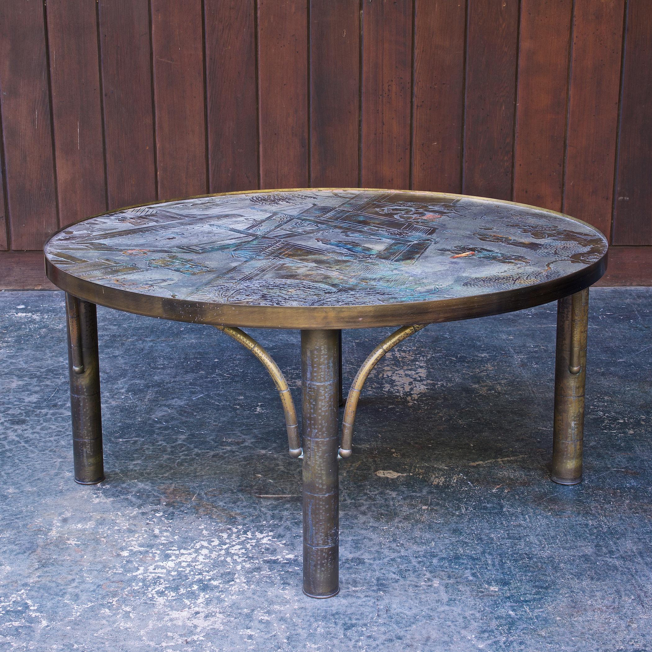 Merveilleuse table basse LaVerne Bronze de 3 pieds avec quatre pieds en faux bambou.  Une merveilleuse surface texturée en bronze qui capte la lumière, change dans toutes les lumières, avec une signature gravée sur le dessus : Philips Kelvin LaVerne.