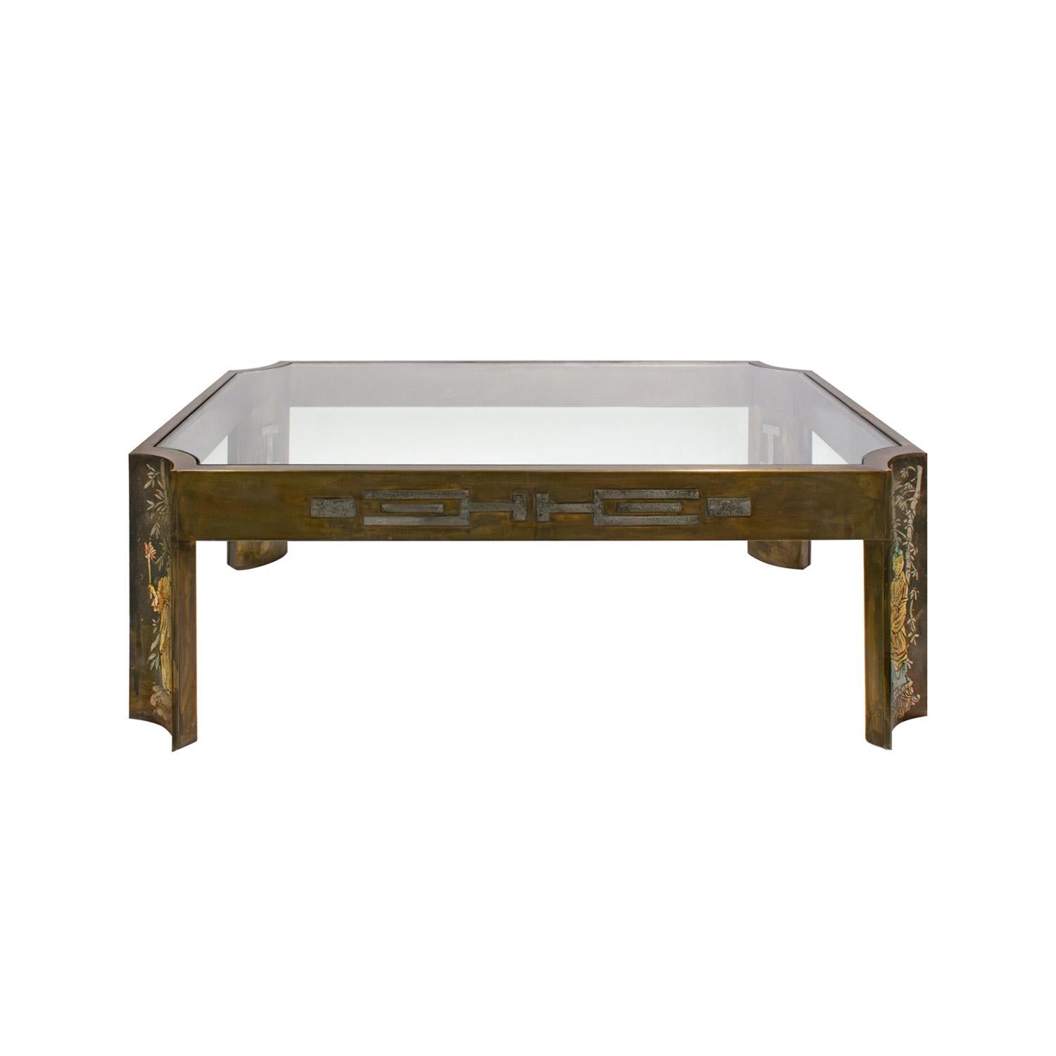 Superbe table basse en bronze patiné et gravé et en étain avec des figures chinoises sur chaque pied, un émail cloisonné vibrant, un motif géométrique décoratif sur tous les côtés et sur l'arrière des pieds et un épais plateau en verre inséré par