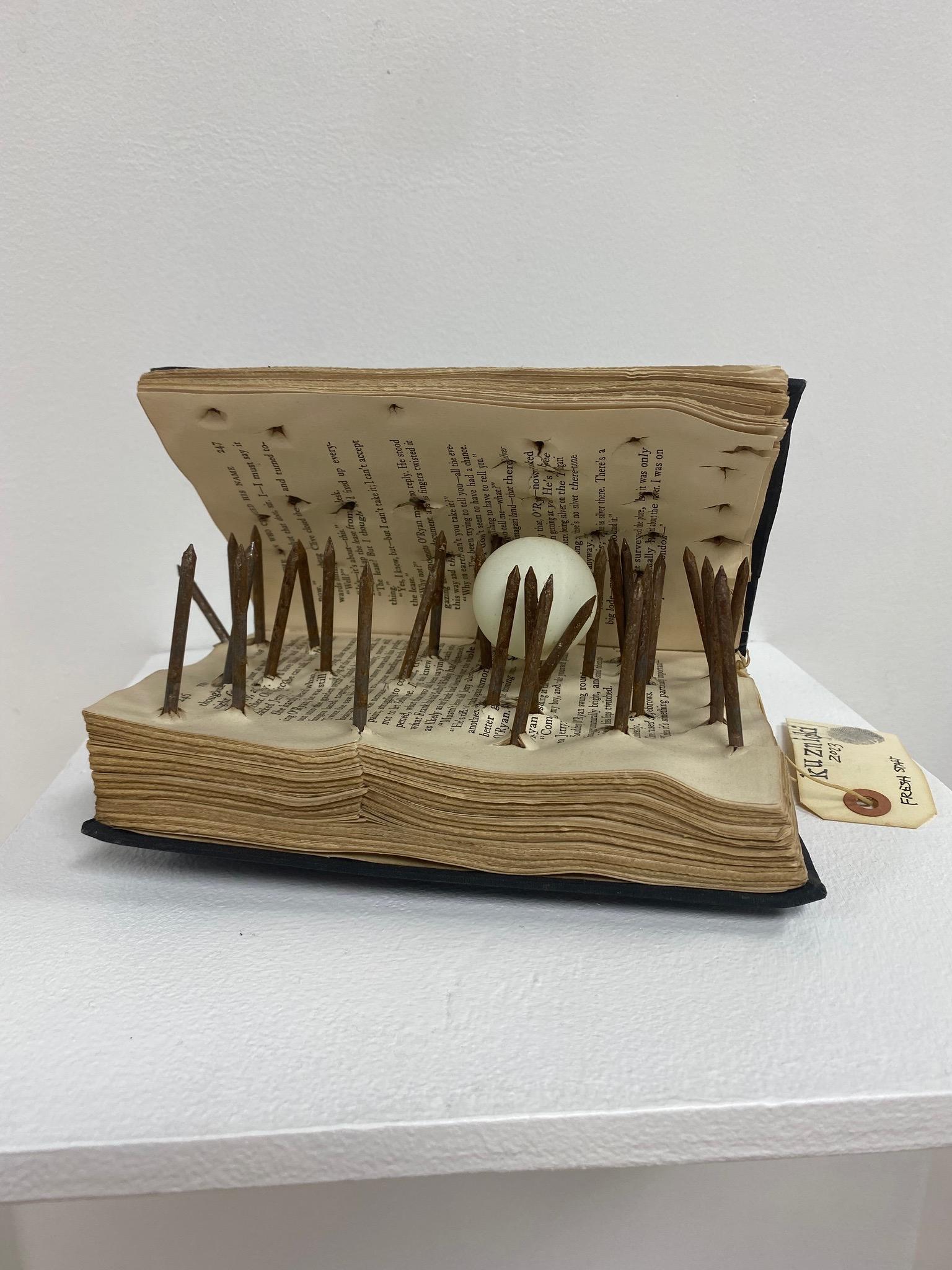 Escultura única de técnica mixta de Philip Kuznicki, de la exposición Spirit. Viene en su marco original. Nacido en Dunkerque, Nueva York, Kuznicki comenzó su carrera trabajando para artistas como Zaha Hadid y Ulises Pagliari. Su obra también forma