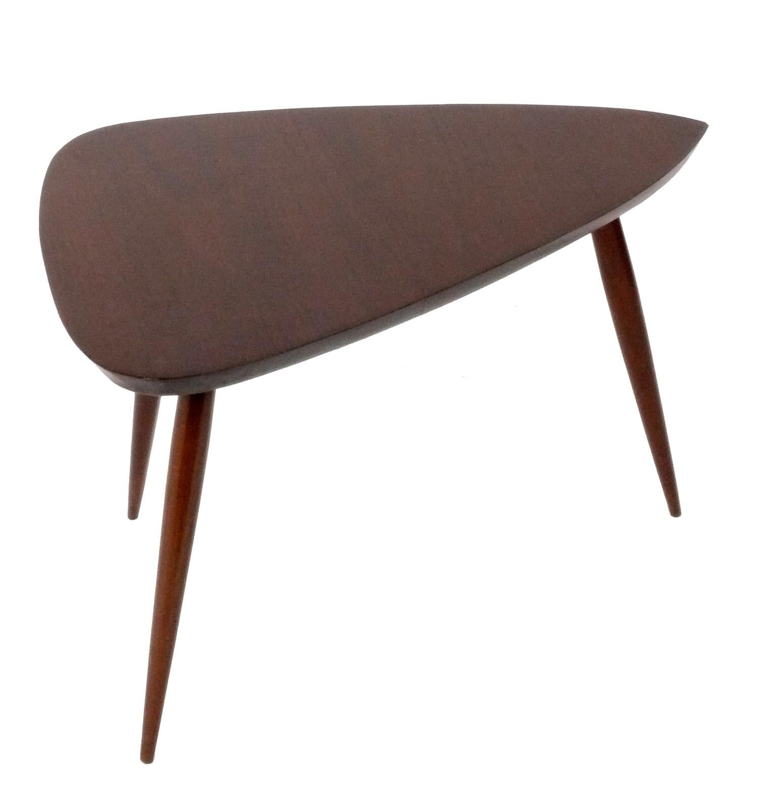 Mid-Century Modern Philip Lloyds Powell Sculptural Tripod End Table Mid Century American Craft en vente