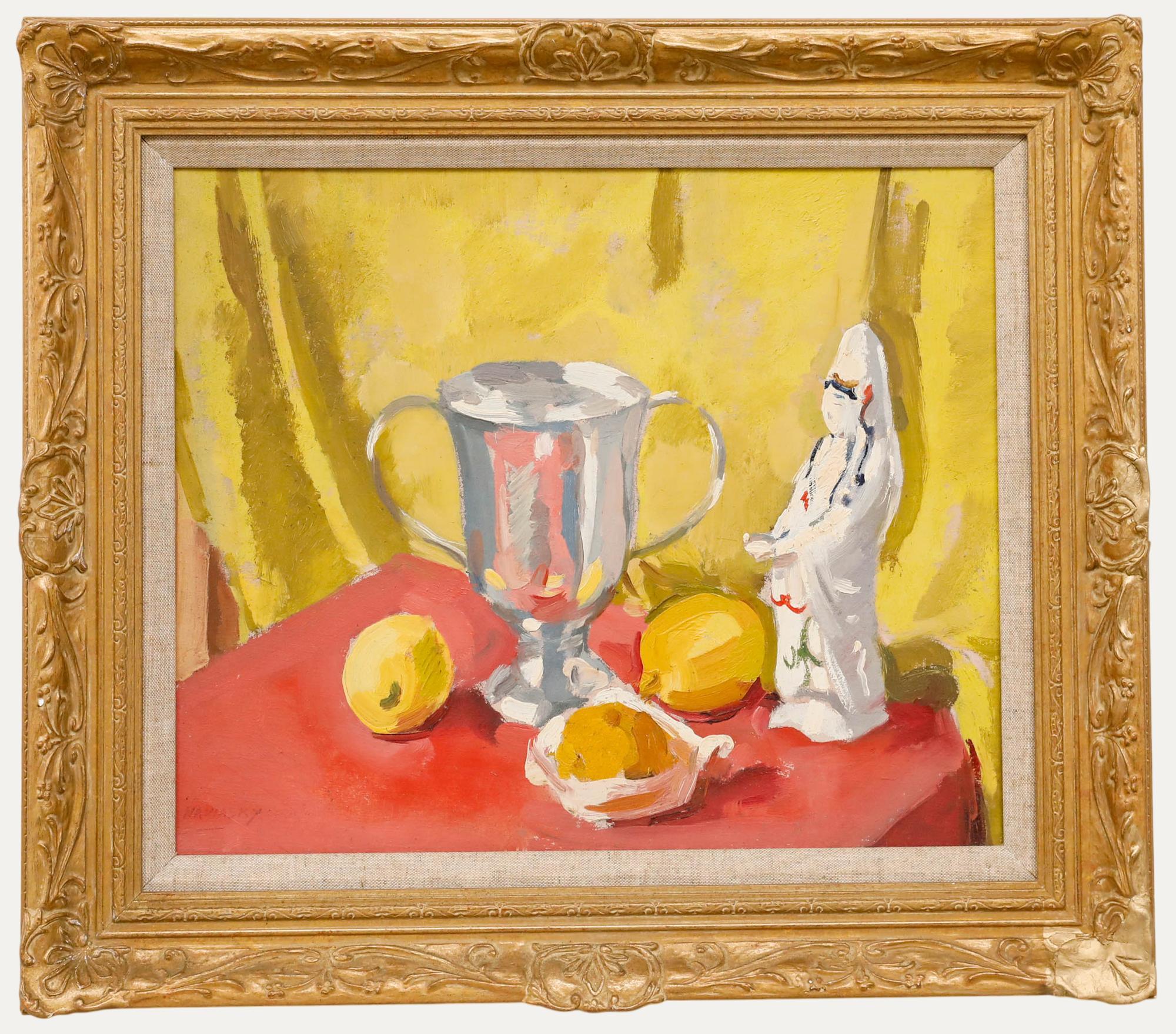 Charmante nature morte de Philip Naviasky (1894-1983), mettant en scène un calice en argent qui capture les reflets de la nappe rose et des citrons qui l'entourent dans sa surface polie. Une figurine féminine se trouve à droite. Naviasky utilise un