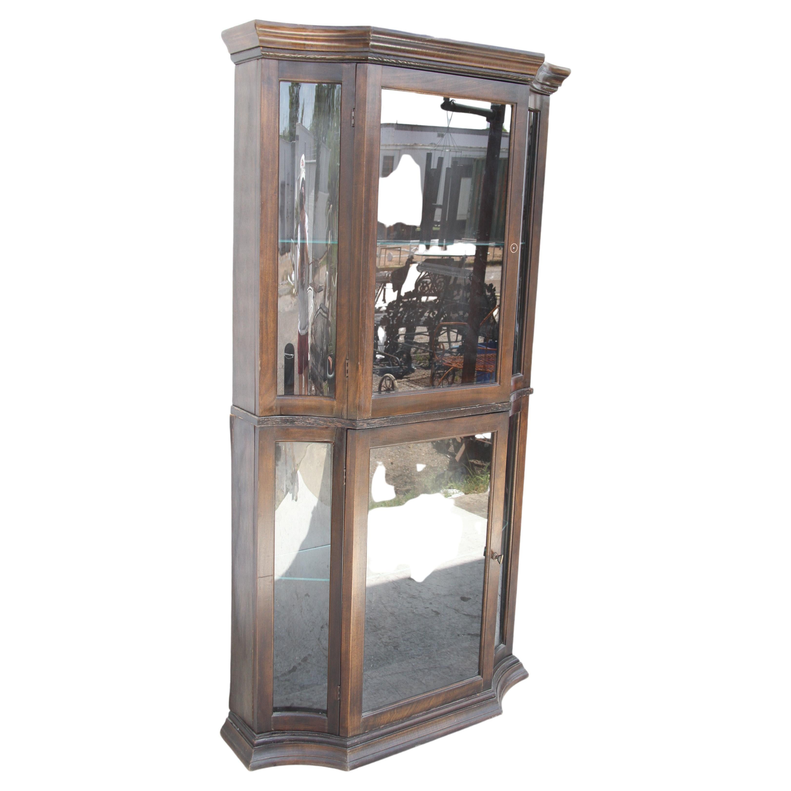 Vetrina per porcellane Regency di Philip Reinisch

Vetrina alta ed elegante di Reinisch CO, circa anni '70. Illuminato in alto. 
Ampio spazio per gli oggetti da collezione con 3 ripiani. 

34 