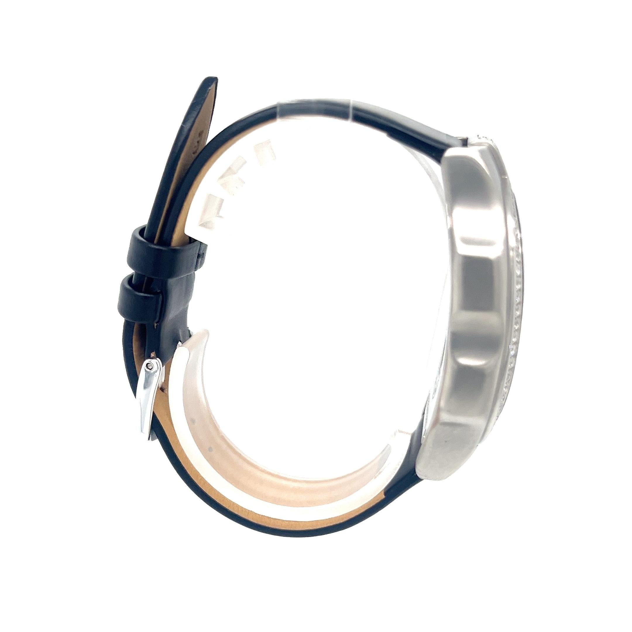 Sofisticato e versatile, questo orologio al quarzo Philip Stein Teslar 32 mm unisce innovazione e lusso in un design elegante. Realizzato in acciaio inossidabile lucido, l'orologio è dotato di due quadranti bianchi testurizzati, con un'indicazione