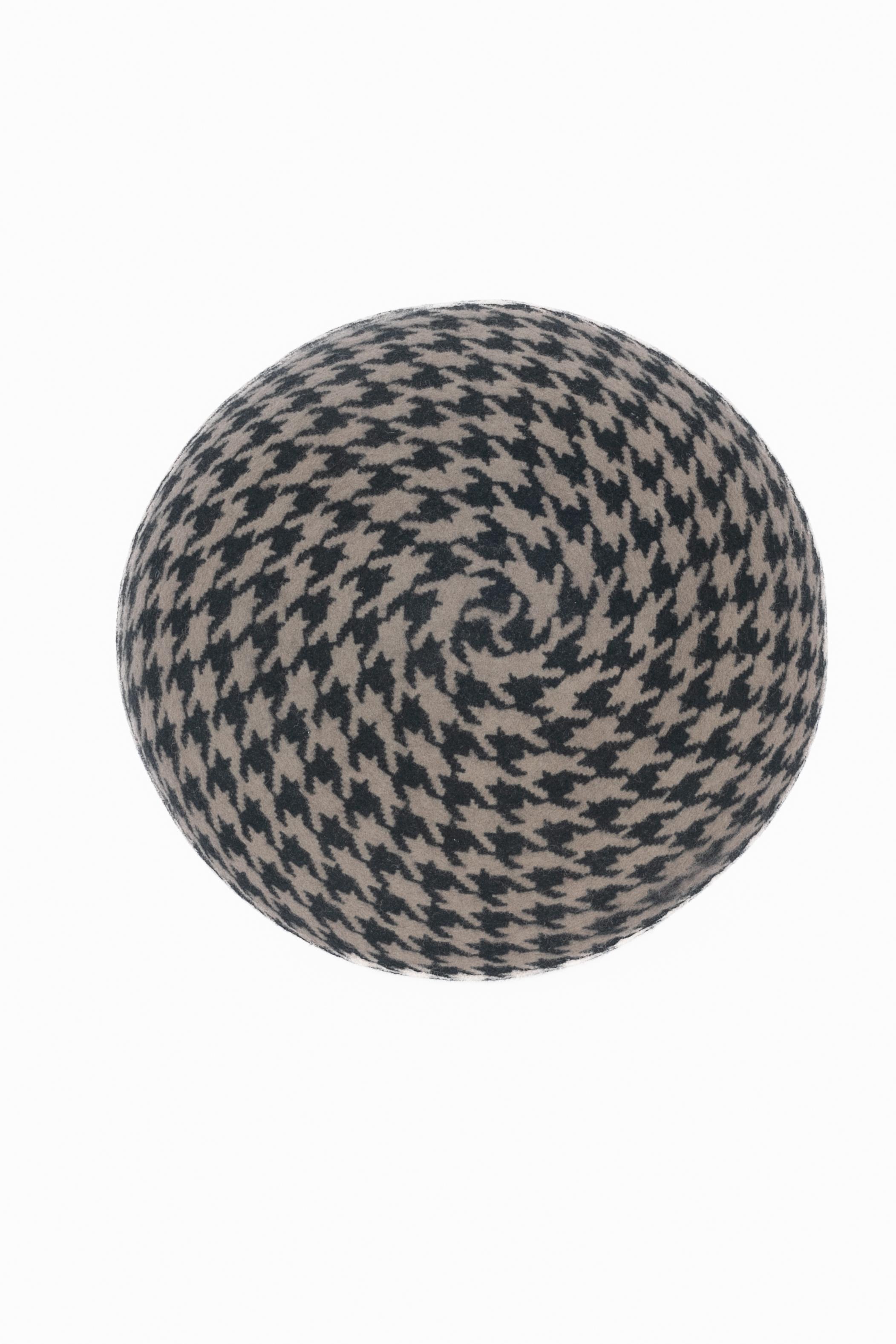 Cappello in pied de poule di Philip Treacy in vendita 1