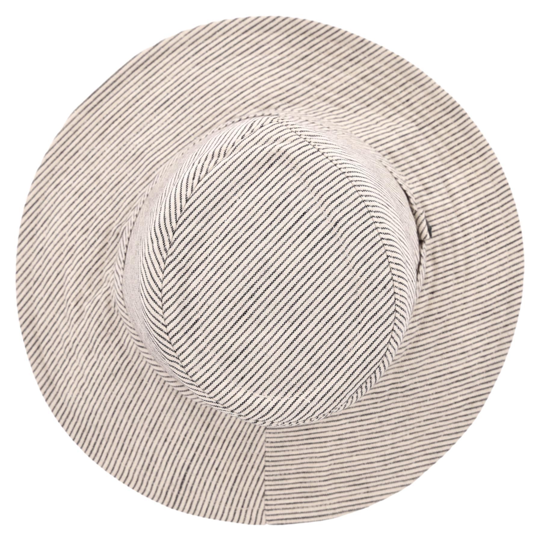 Sombrero de lino Philip Treacy

Sombrero marfil totalmente confeccionado en lino y diseñado con un motivo de rayas diagonales en negro.

Con una corona estructurada y un ala media ligeramente acampanada.

Detalle con el emblema Unicornio