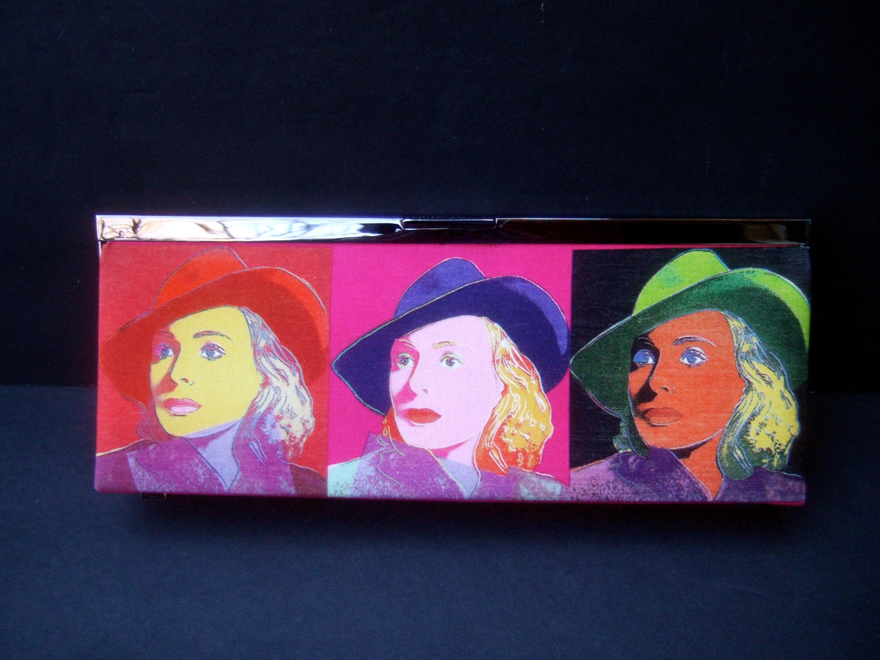 Philip Treacy London Embrague de tela de algodón con estampado gráfico para Andy Warhol 
El exclusivo embrague está ilustrado con imágenes de Ingrid Bergman en la cubierta exterior, reproducidas en ambos lados.

El elegante marco con cierre de metal