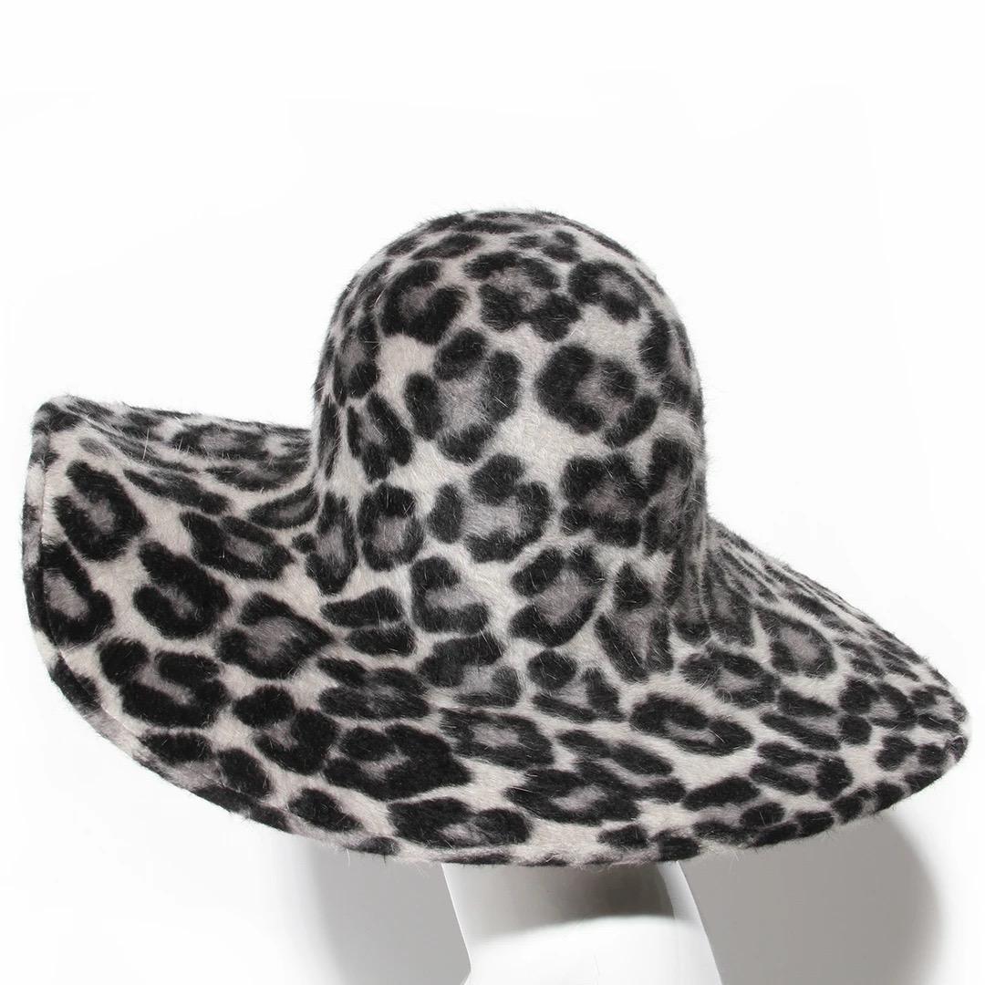 Philip Treacy London Wide Brim Fedora 
Made in the United Kingdom 
Circa Anfang der 2000er Jahre
Grau und schwarz Leopardenmuster 
Hut hat eine strukturierte Krempe mit einer Welle in der Silhouette 
Abgerundete Kronenform 
100% Wolle Filz