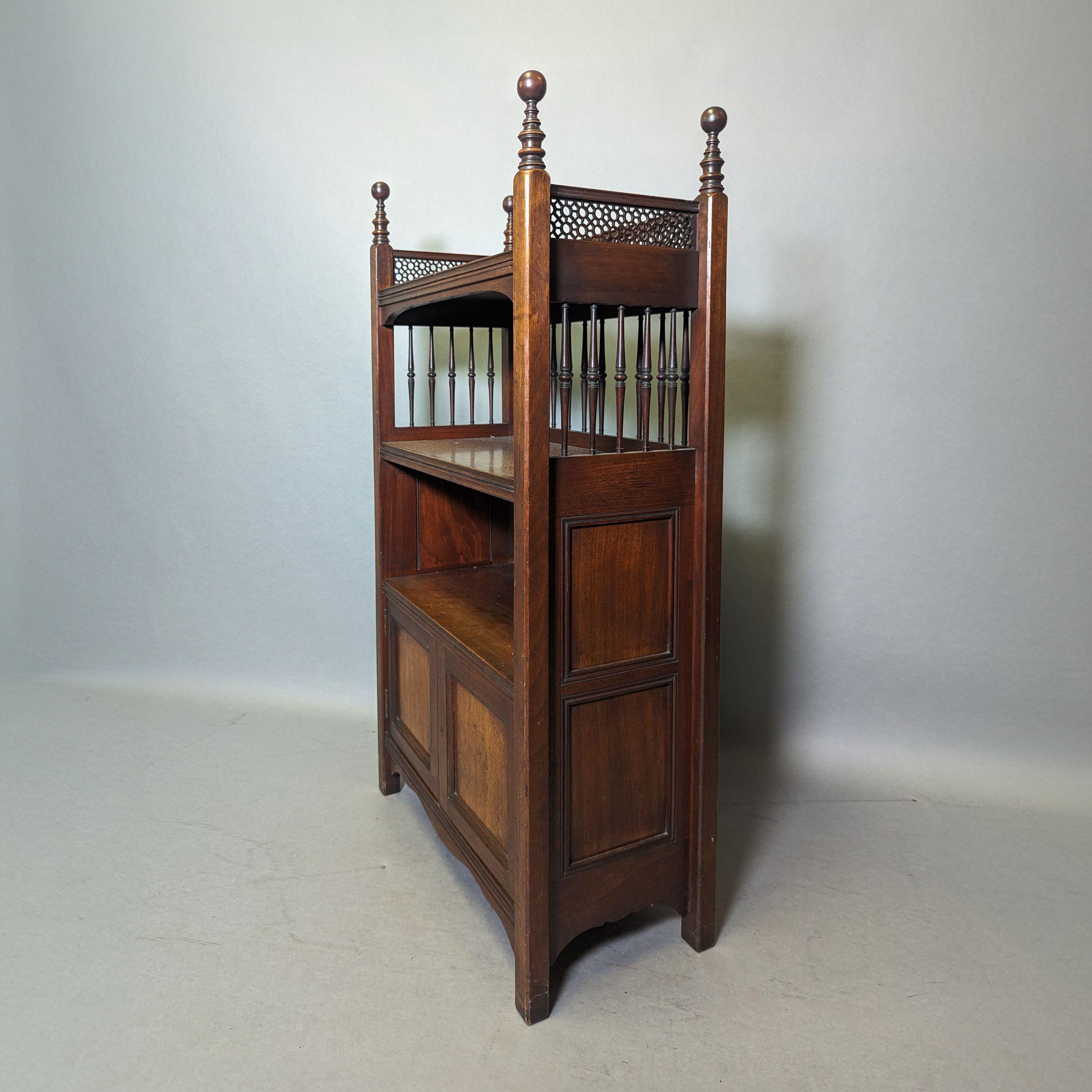 Philip Webb para Morris & Co, un raro soporte para partituras o folios. Transformado en venta