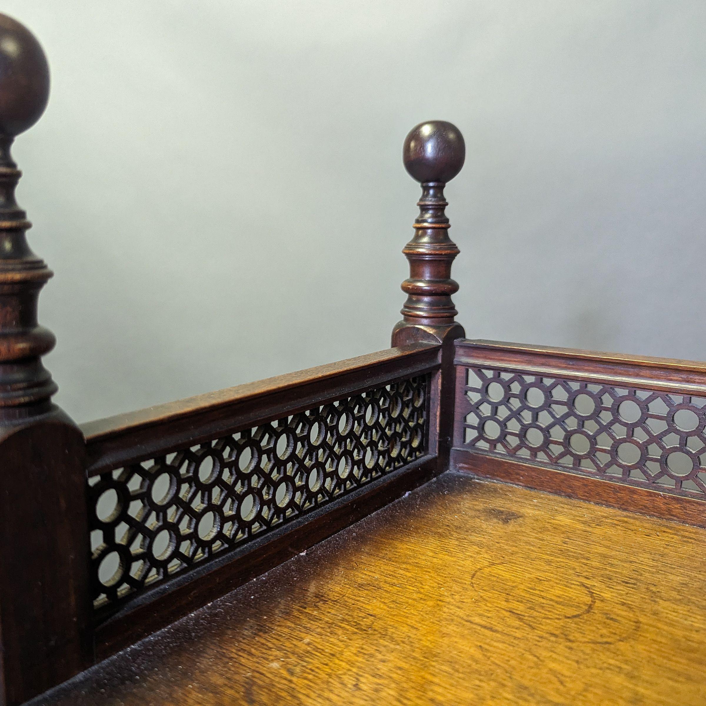 Philip Webb para Morris & Co, un raro soporte para partituras o folios. Fines del siglo XIX en venta