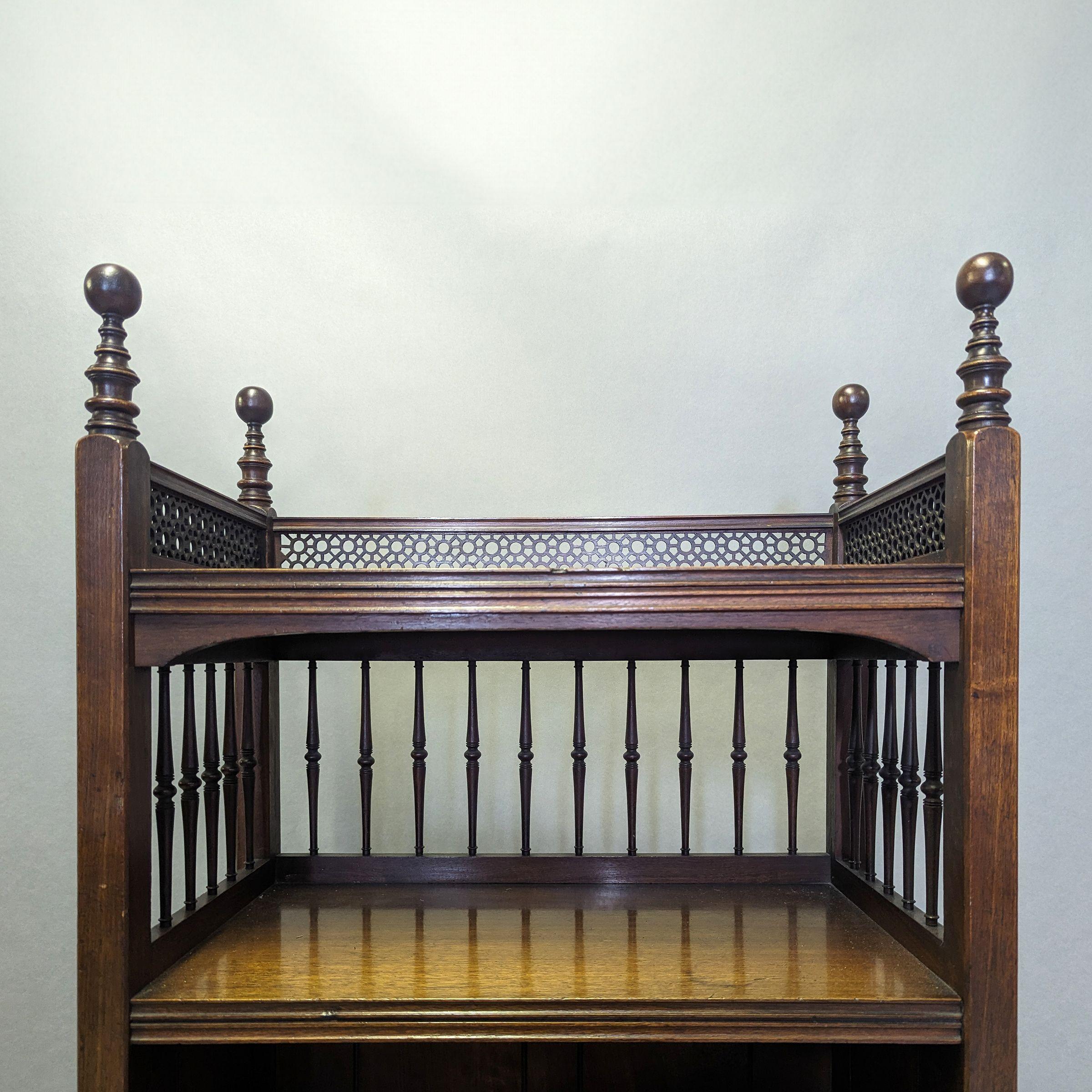 Philip Webb para Morris & Co, un raro soporte para partituras o folios. Nogal en venta