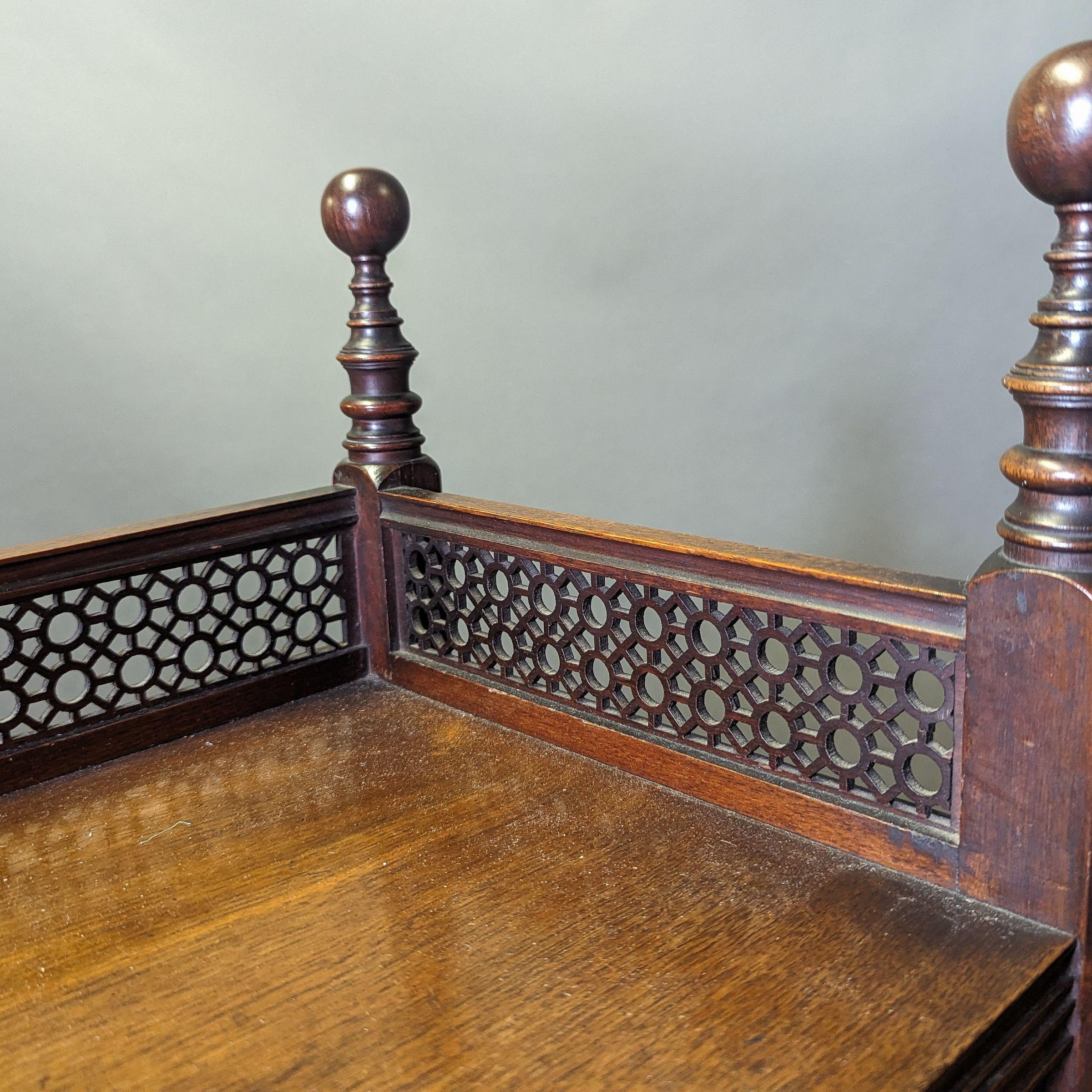 Philip Webb para Morris & Co, un raro soporte para partituras o folios. en venta 1
