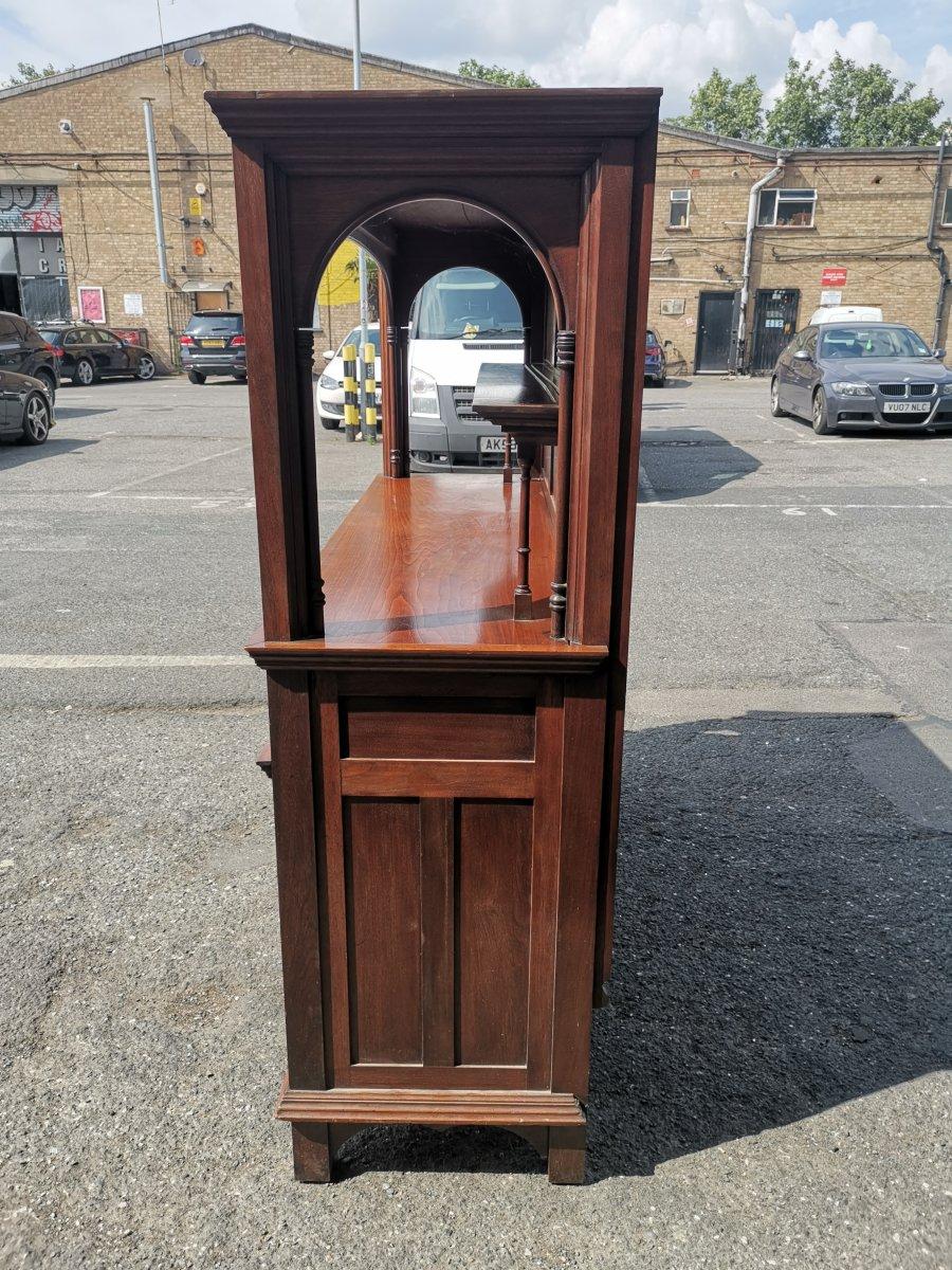 Noce Philip Webb per Morris & Co. Una rara credenza-cassettiera in noce delle Arti e dei Mestieri. in vendita