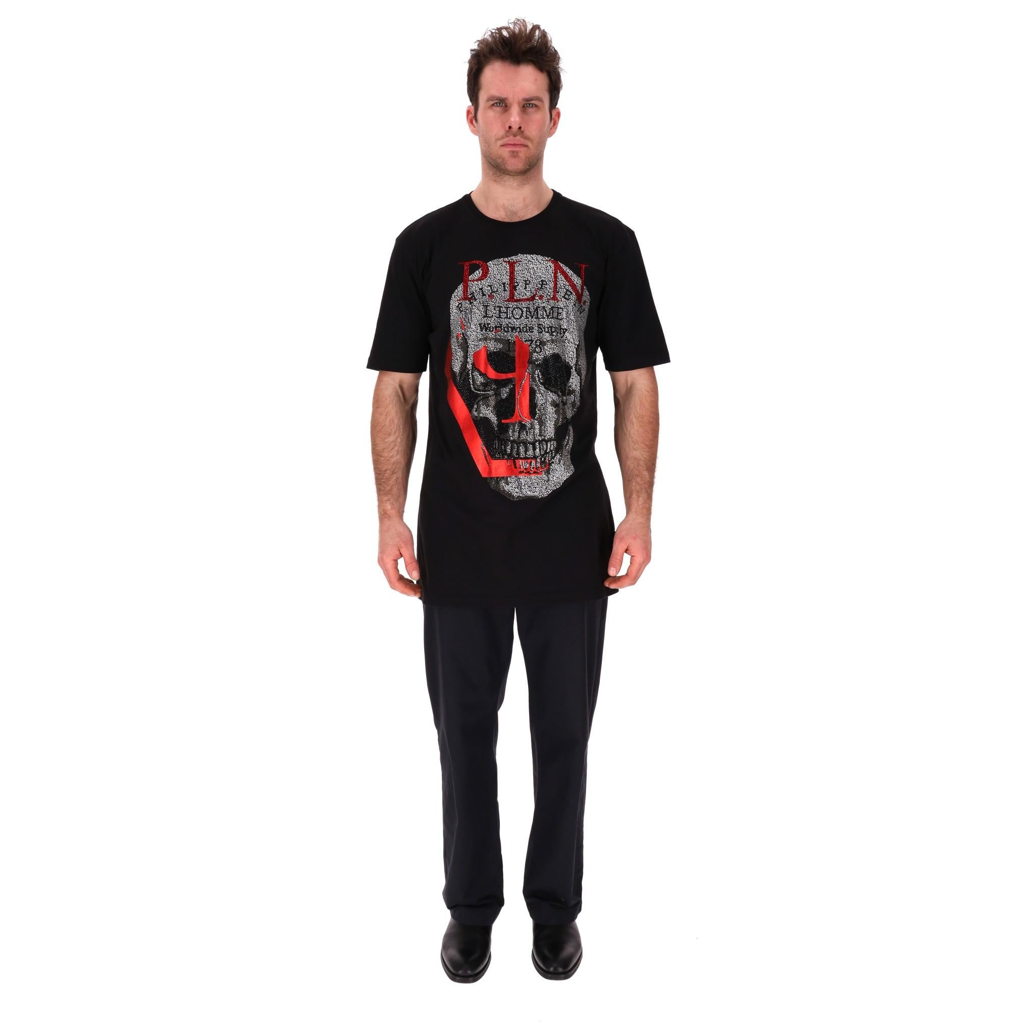 Philipp Crystal Skull Cotton T-Shirt

Black t-shirt crafted from cotton with the brand's signature crystal encrusted Skull motif to the centre and 'P.L.N.' signature.

Featuring ribbed crew neckline and short sleeves. Rrp Approx. £700

Size –