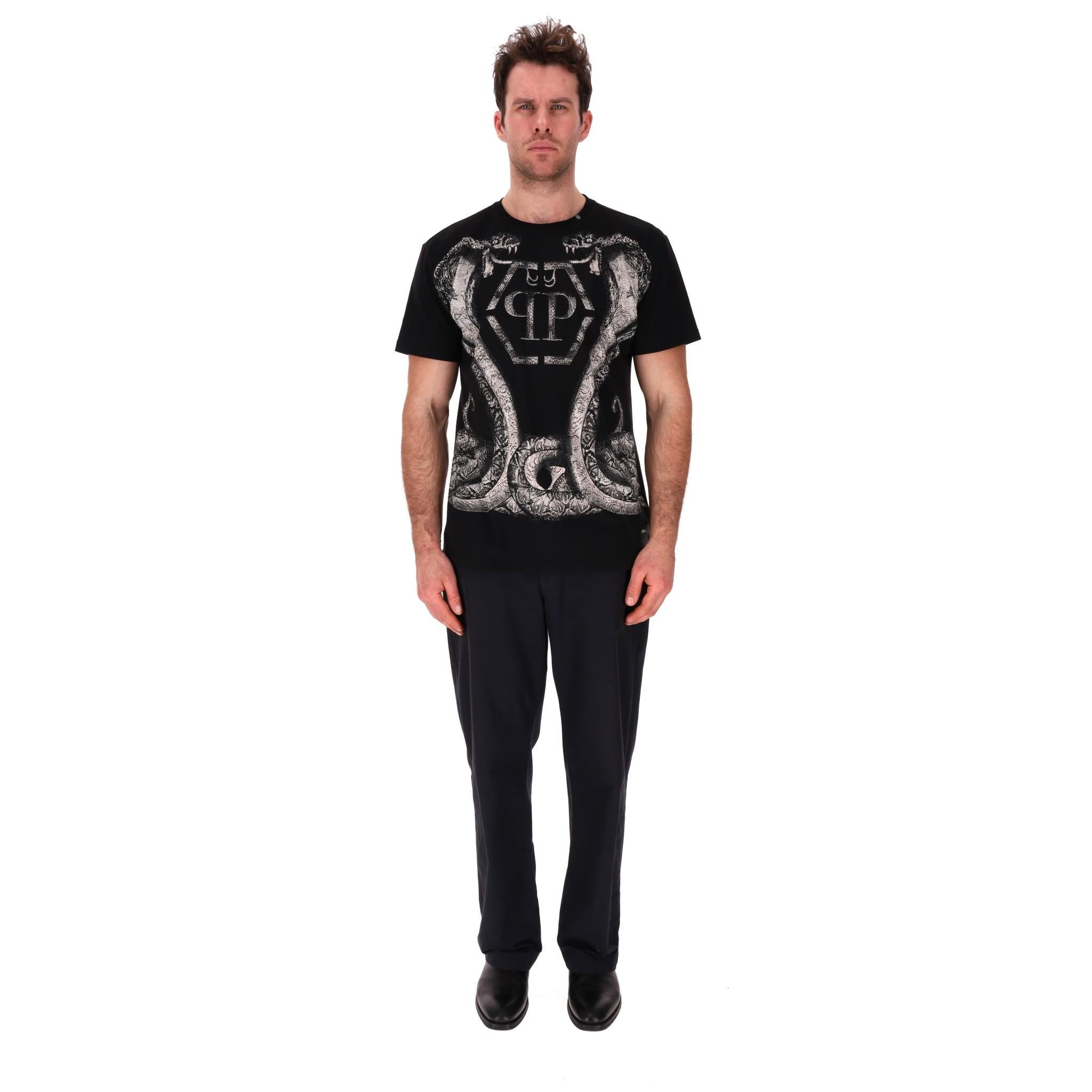 Philipp Gotta T-Shirt aus Baumwolle mit Kristallverzierung und Schlangenkristallverzierung

Schwarzes T-Shirt aus Baumwolle mit dem markentypischen, mit Kristallen besetzten Cobra-Motiv und dem 