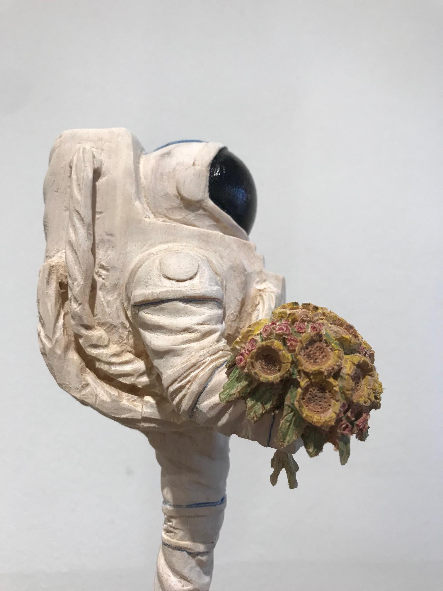 ''Ich liebe dich Mama'' Einzigartige Holzskulptur eines Astronauten mit Blumen 3