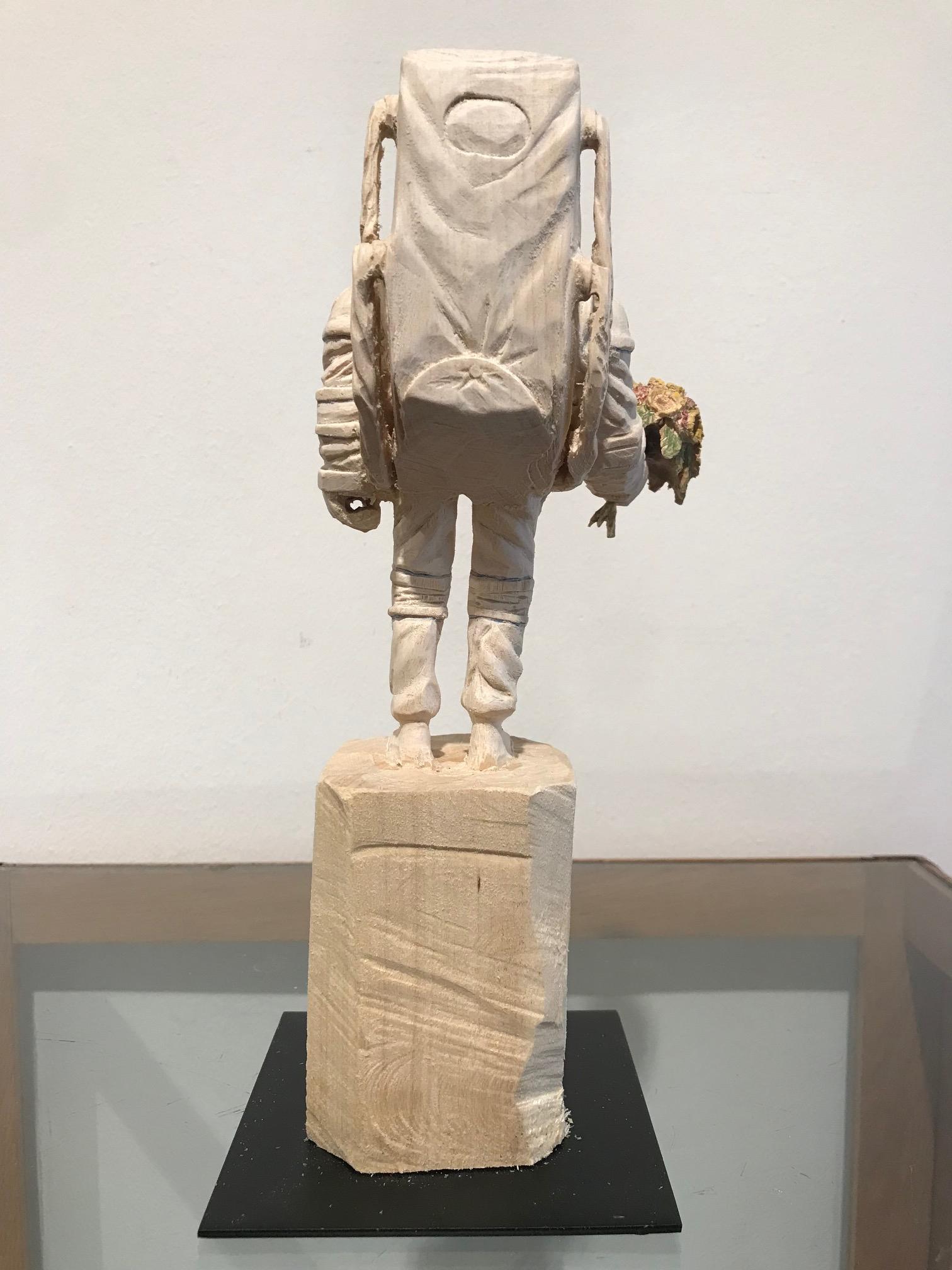 ''Ich liebe dich Mama'' Einzigartige Holzskulptur eines Astronauten mit Blumen 4