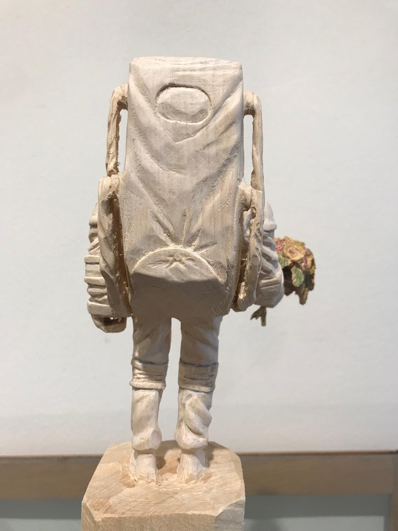''Ich liebe dich Mama'' Einzigartige Holzskulptur eines Astronauten mit Blumen 5