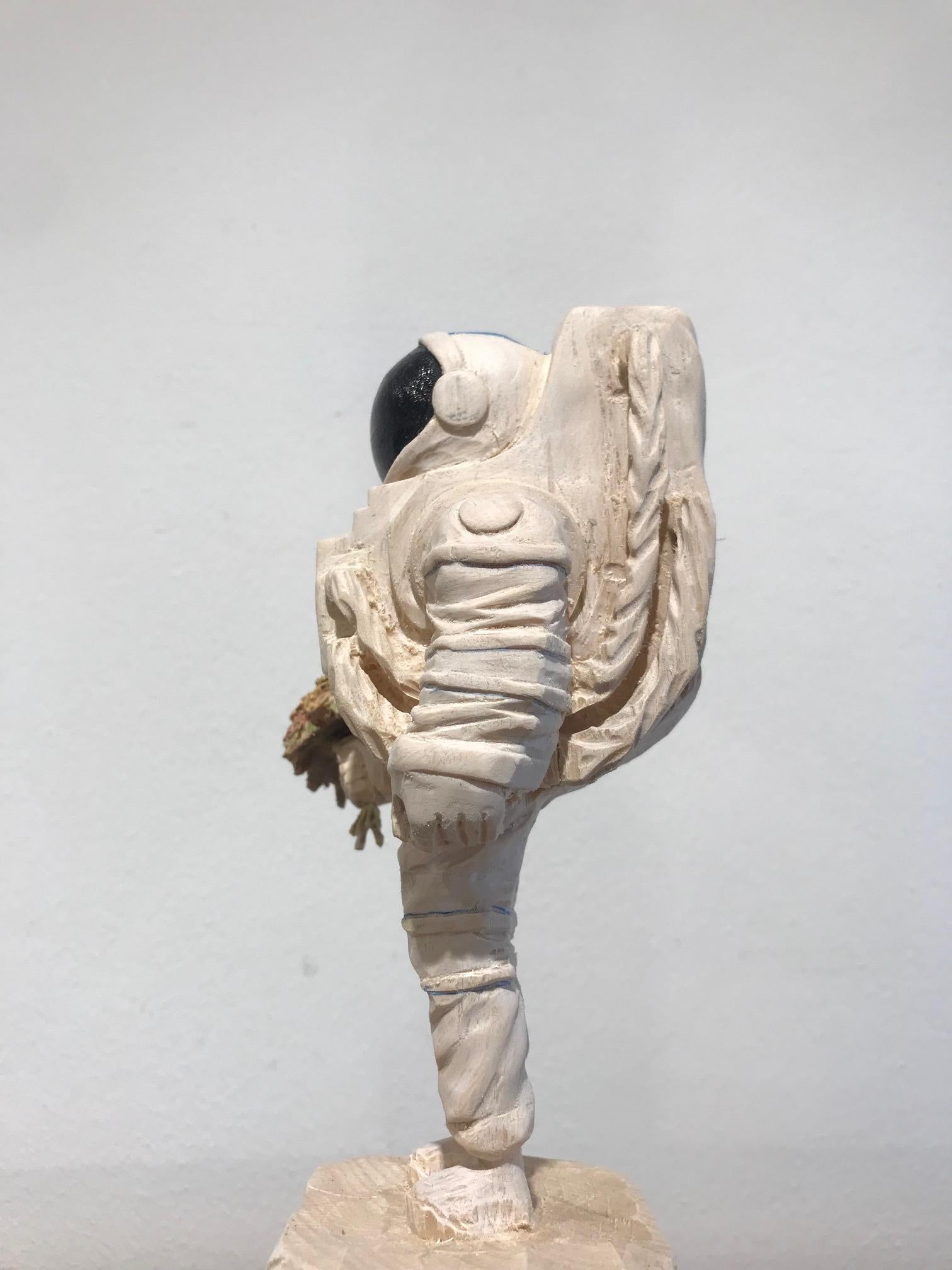 ''Ich liebe dich Mama'' Einzigartige Holzskulptur eines Astronauten mit Blumen 6