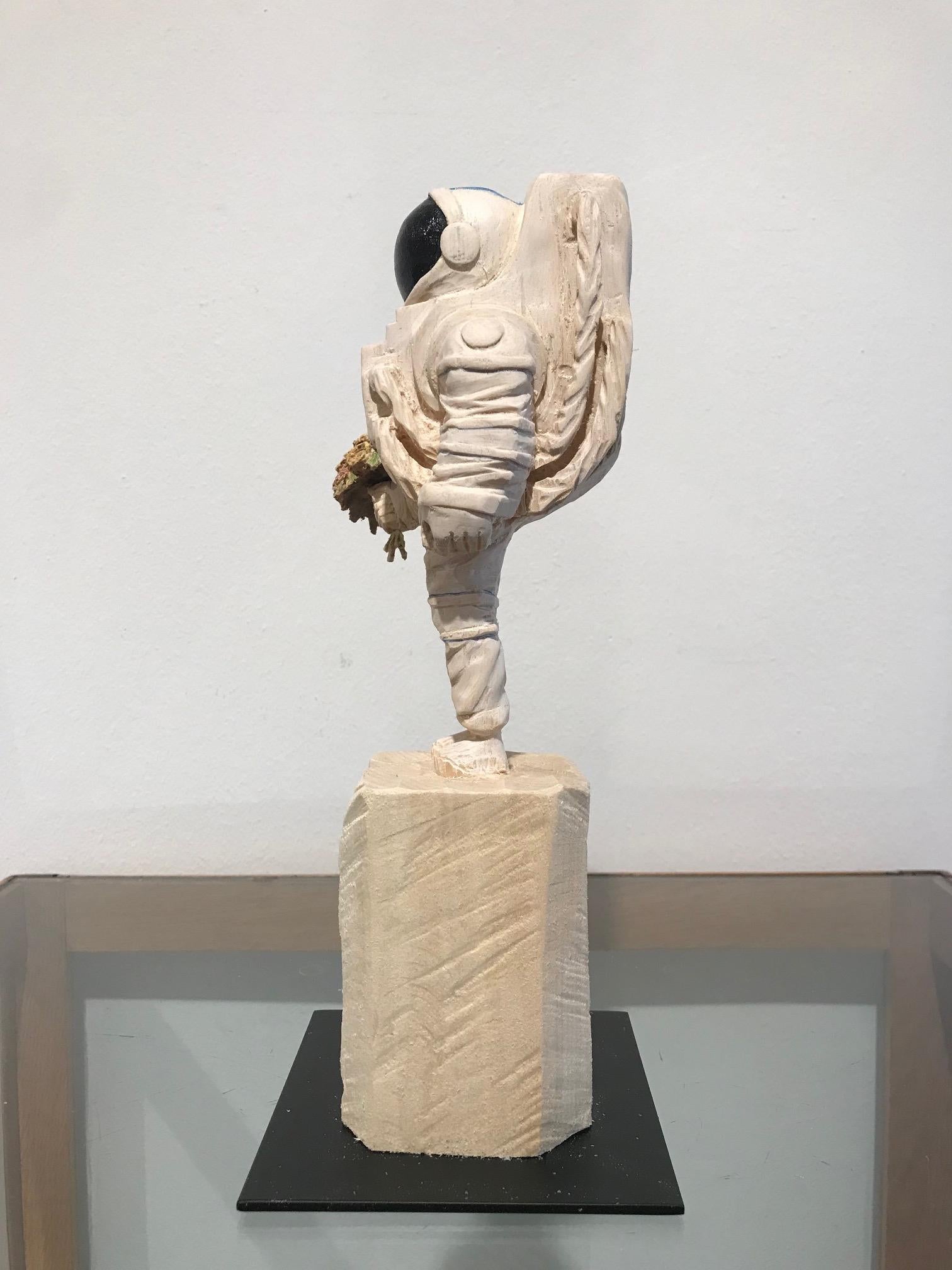 ''Ich liebe dich Mama'' Einzigartige Holzskulptur eines Astronauten mit Blumen 7