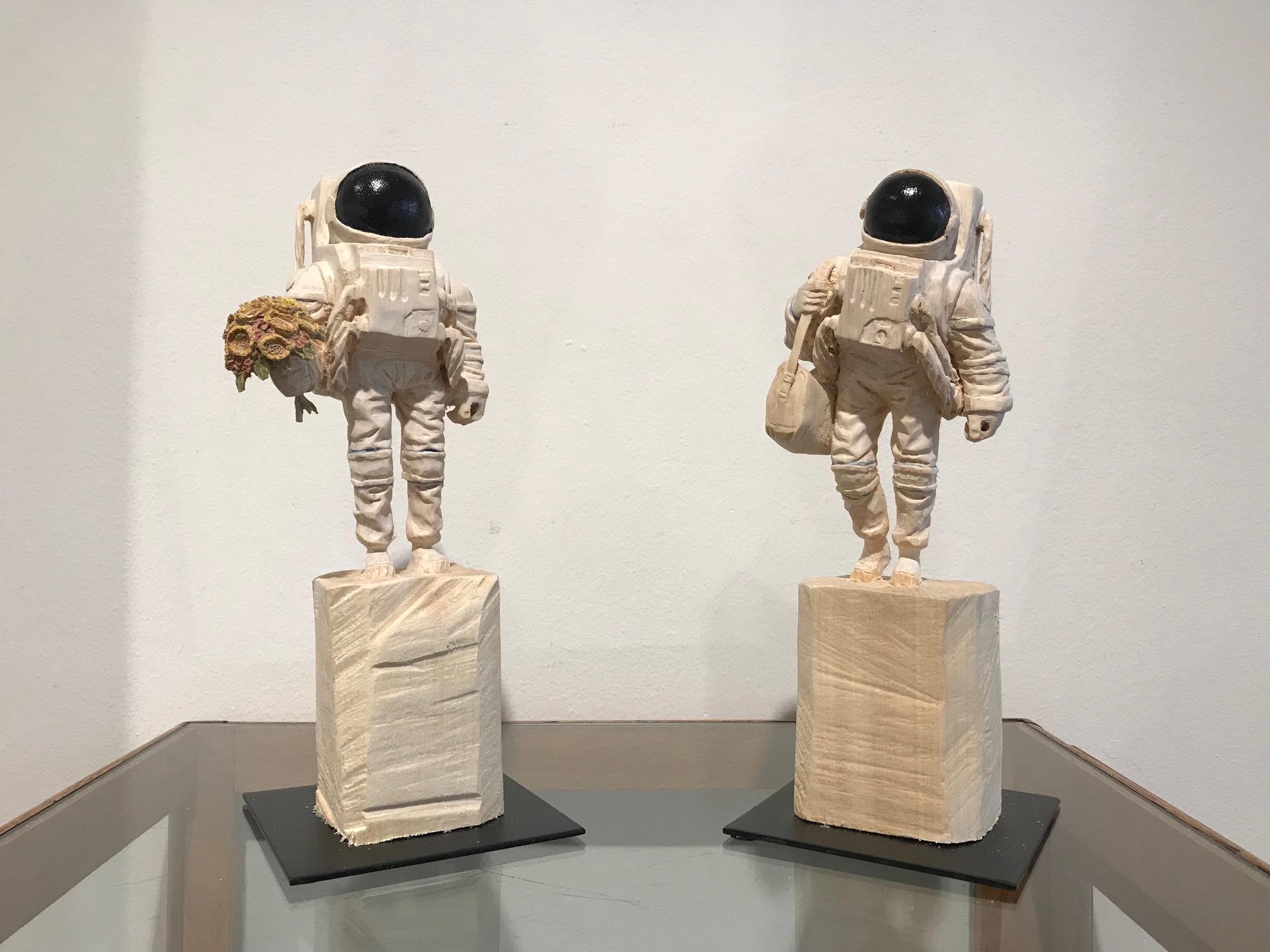 ''Ich liebe dich Mama'' Einzigartige Holzskulptur eines Astronauten mit Blumen 8