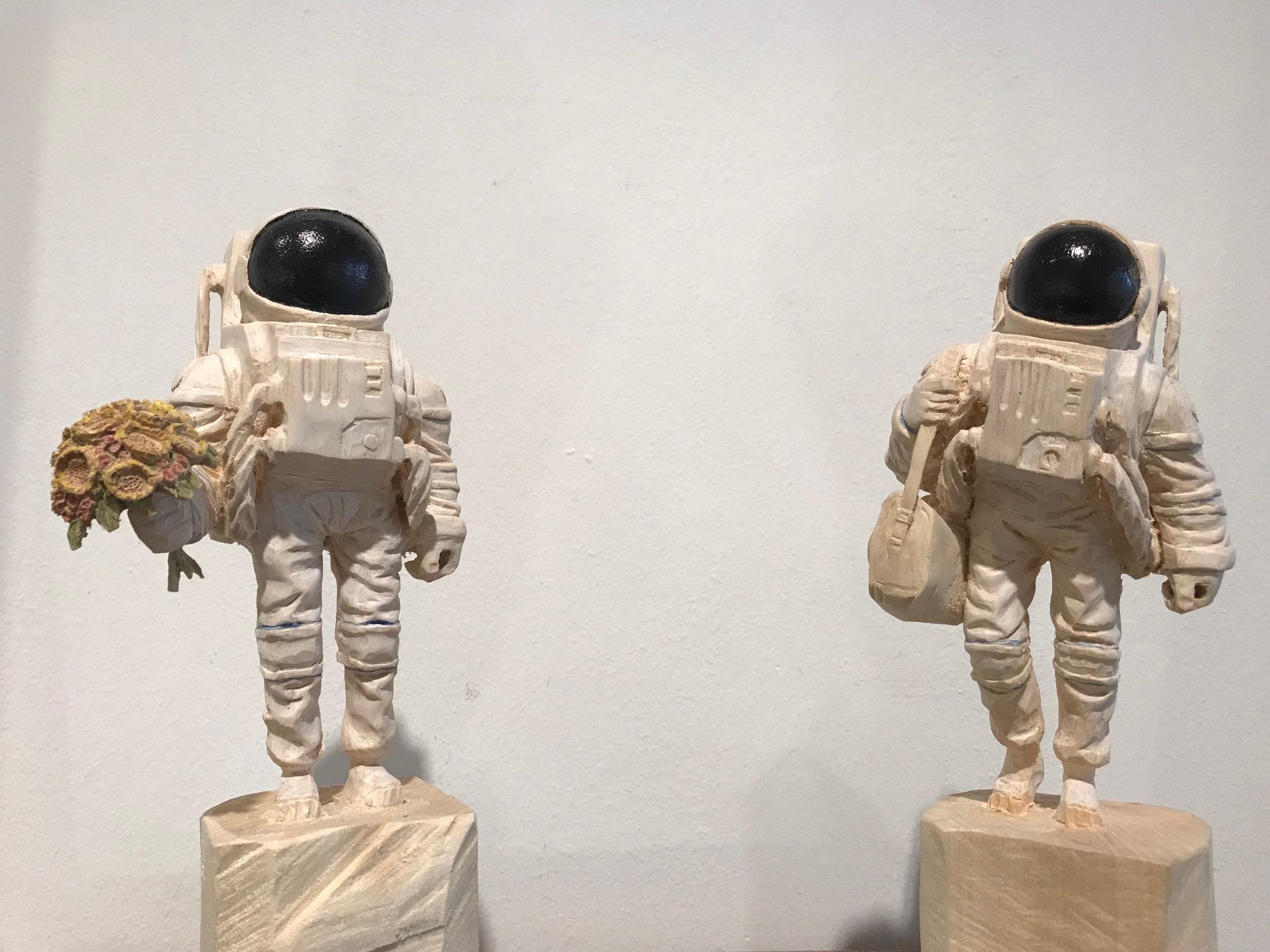 ''Ich liebe dich Mama'' Einzigartige Holzskulptur eines Astronauten mit Blumen 9
