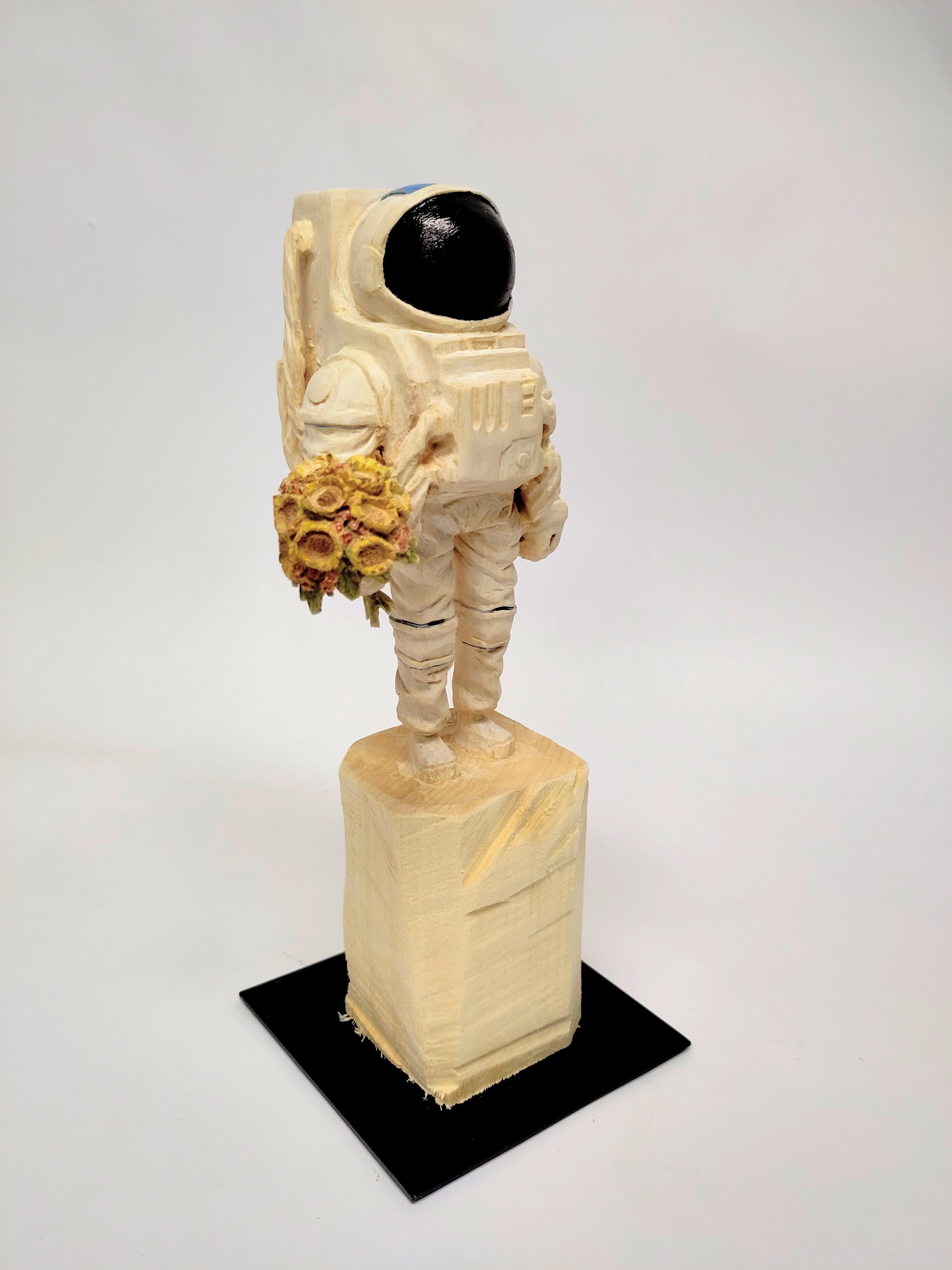 ''Ich liebe dich Mama'' Einzigartige Holzskulptur eines Astronauten mit Blumen – Sculpture von Philipp Liehr