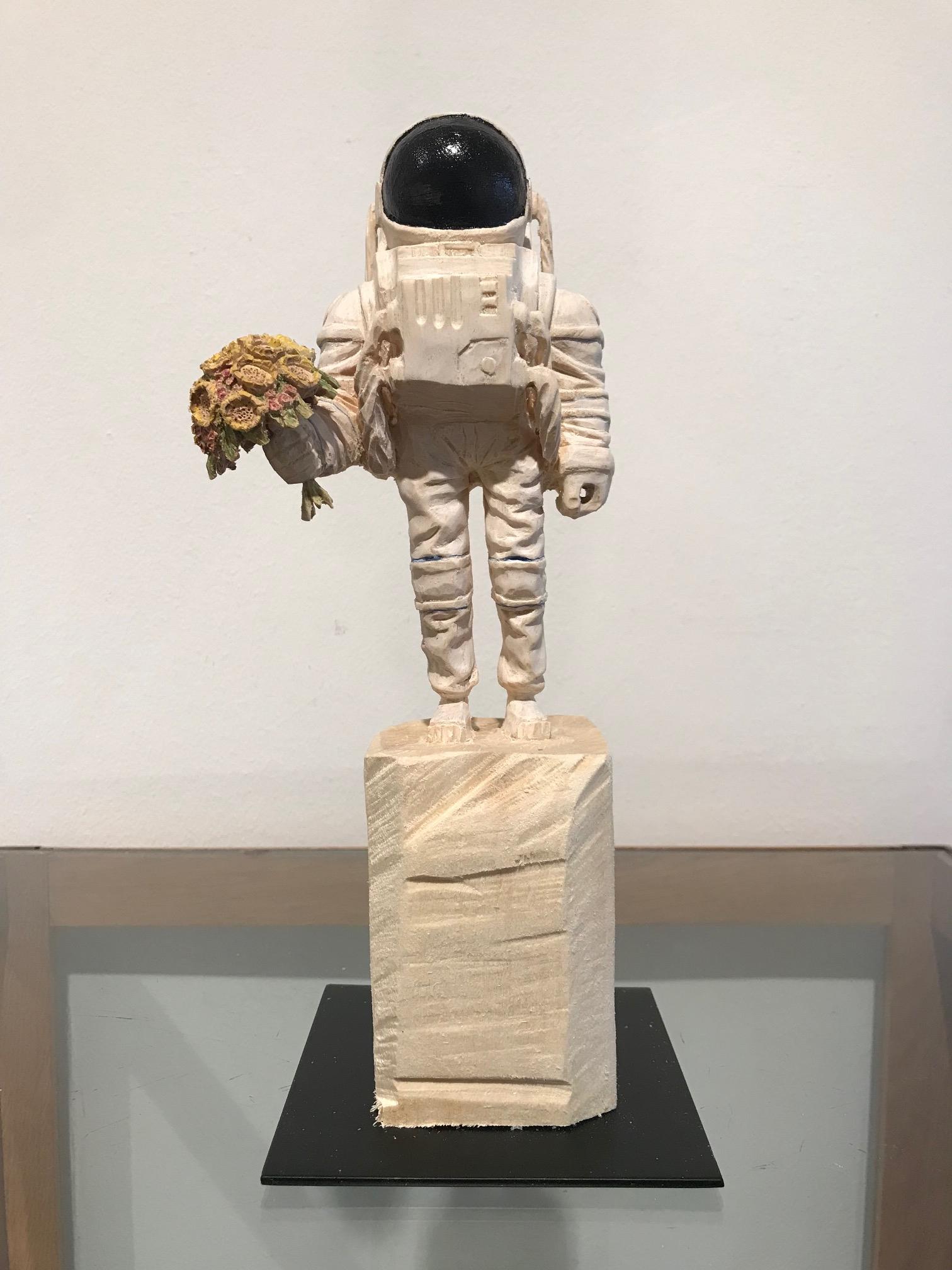 ''Ich liebe dich Mama'' Einzigartige Holzskulptur eines Astronauten mit Blumen (Zeitgenössisch), Sculpture, von Philipp Liehr