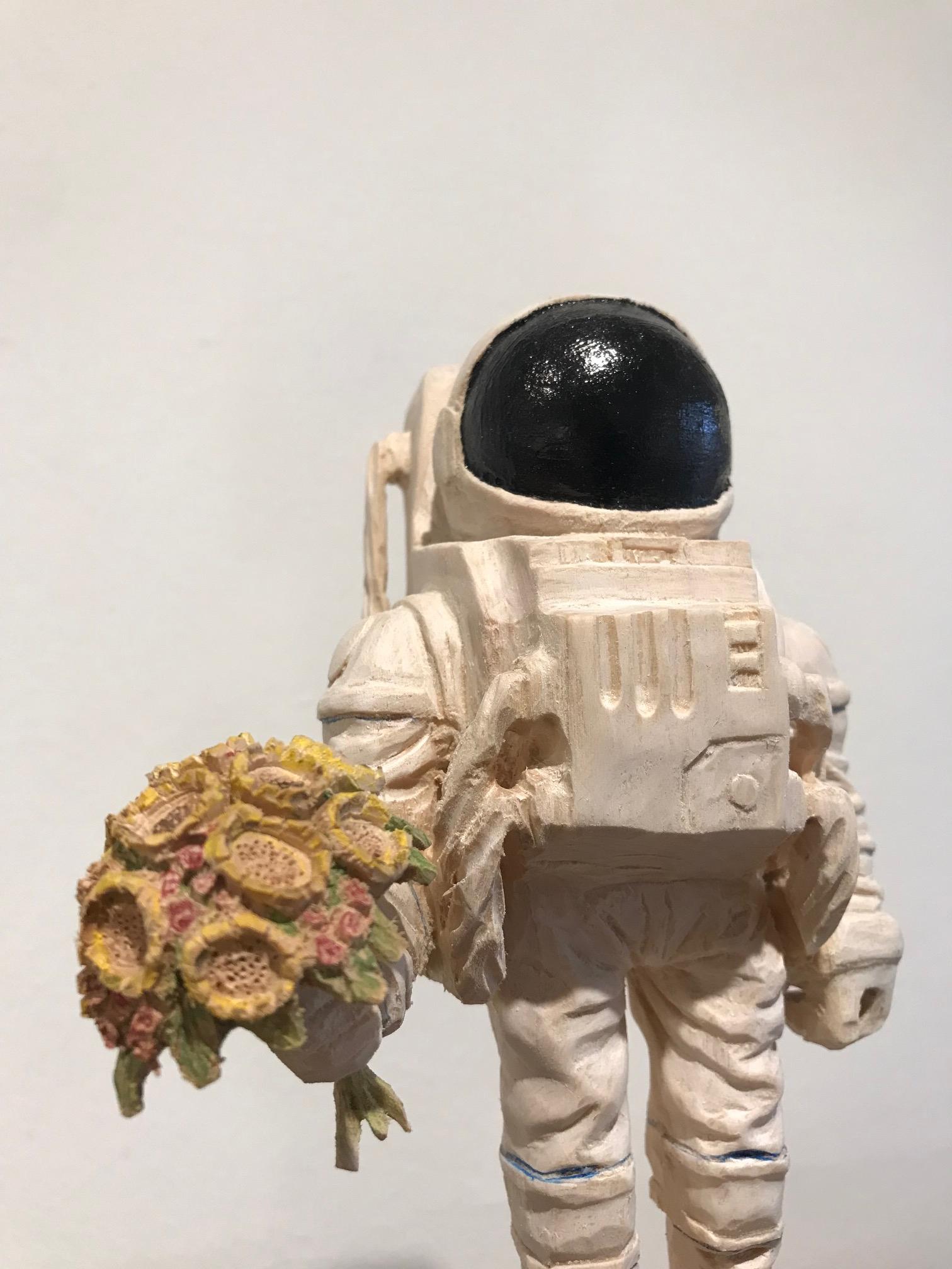 ''Ich liebe dich Mama'' Einzigartige Holzskulptur eines Astronauten mit Blumen (Braun), Figurative Sculpture, von Philipp Liehr