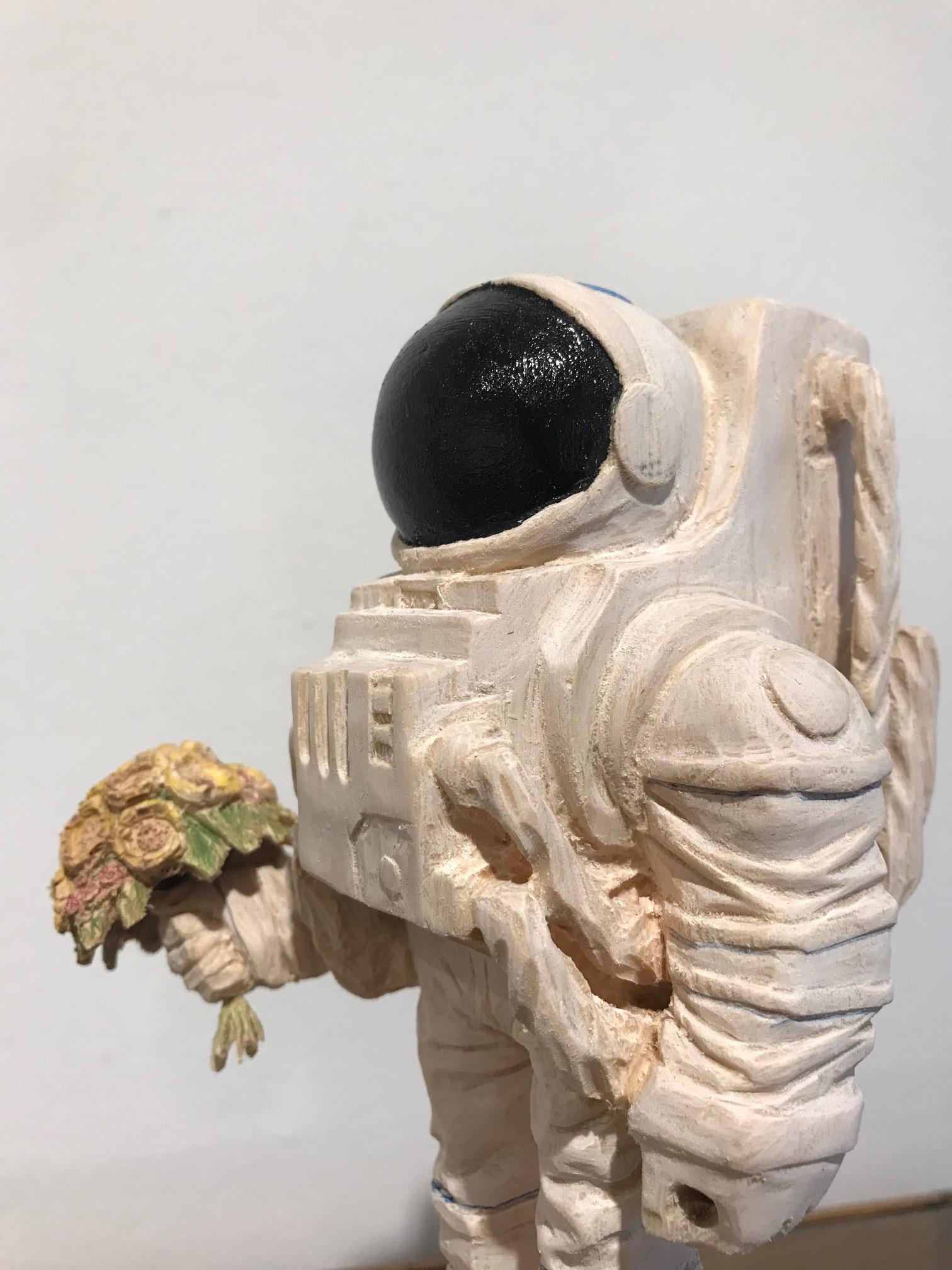 ''Ich liebe dich Mama'' Einzigartige Holzskulptur eines Astronauten mit Blumen 1